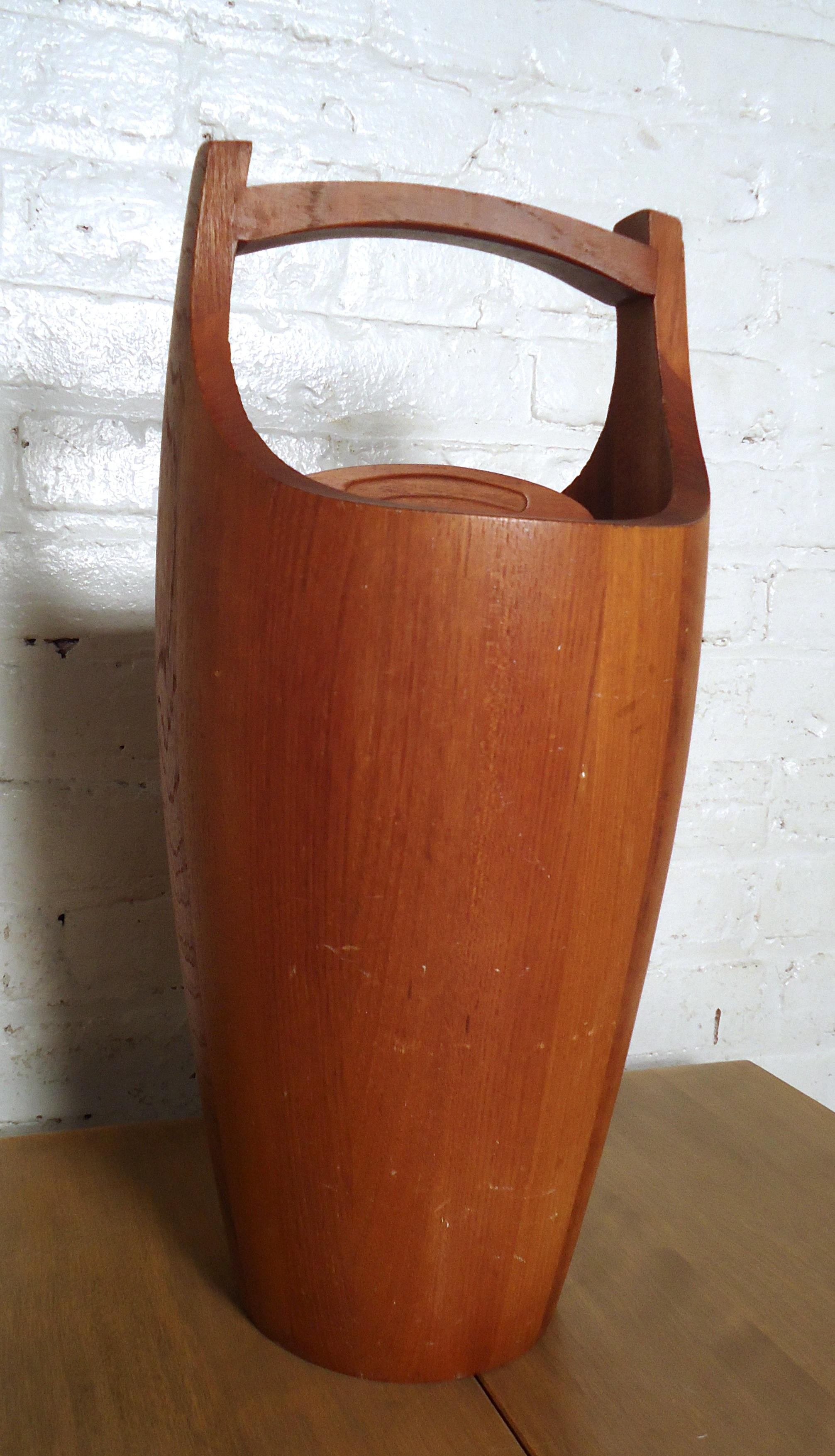 Vintage modern ice bucket featured in rich teak wood grain.
(Please confirm item location - NY or NJ - with dealer).