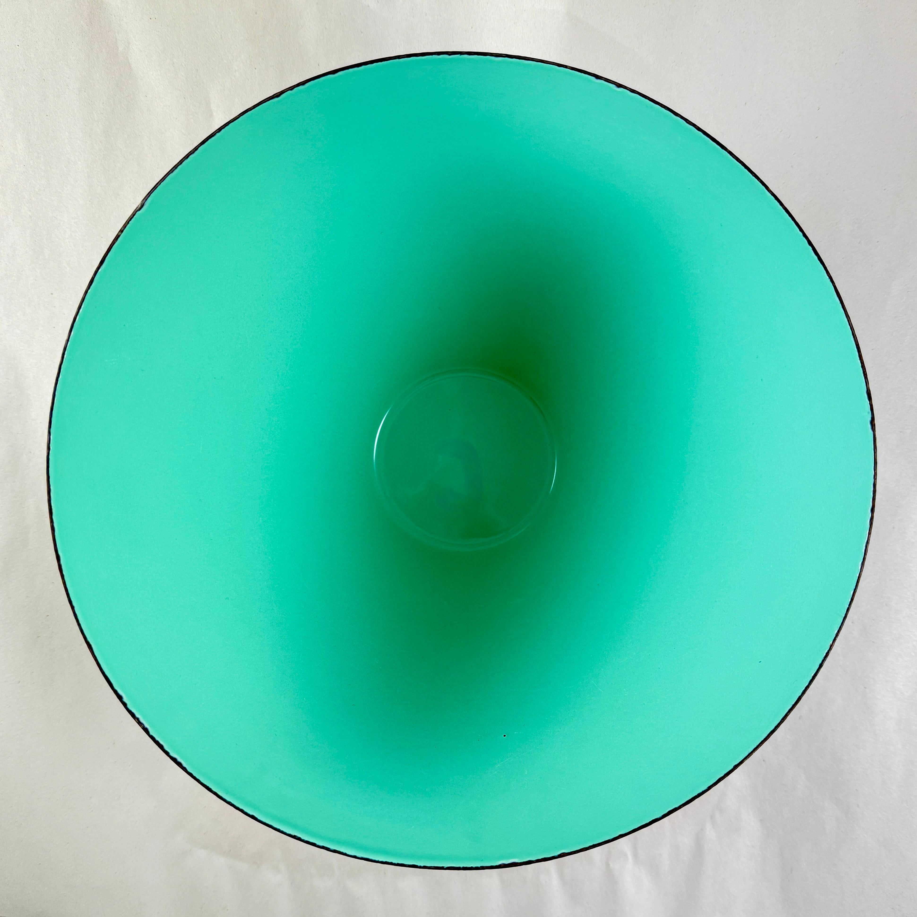 Ensaladera grande danesa de mediados de siglo esmaltada Krenit verde jade Danés en venta
