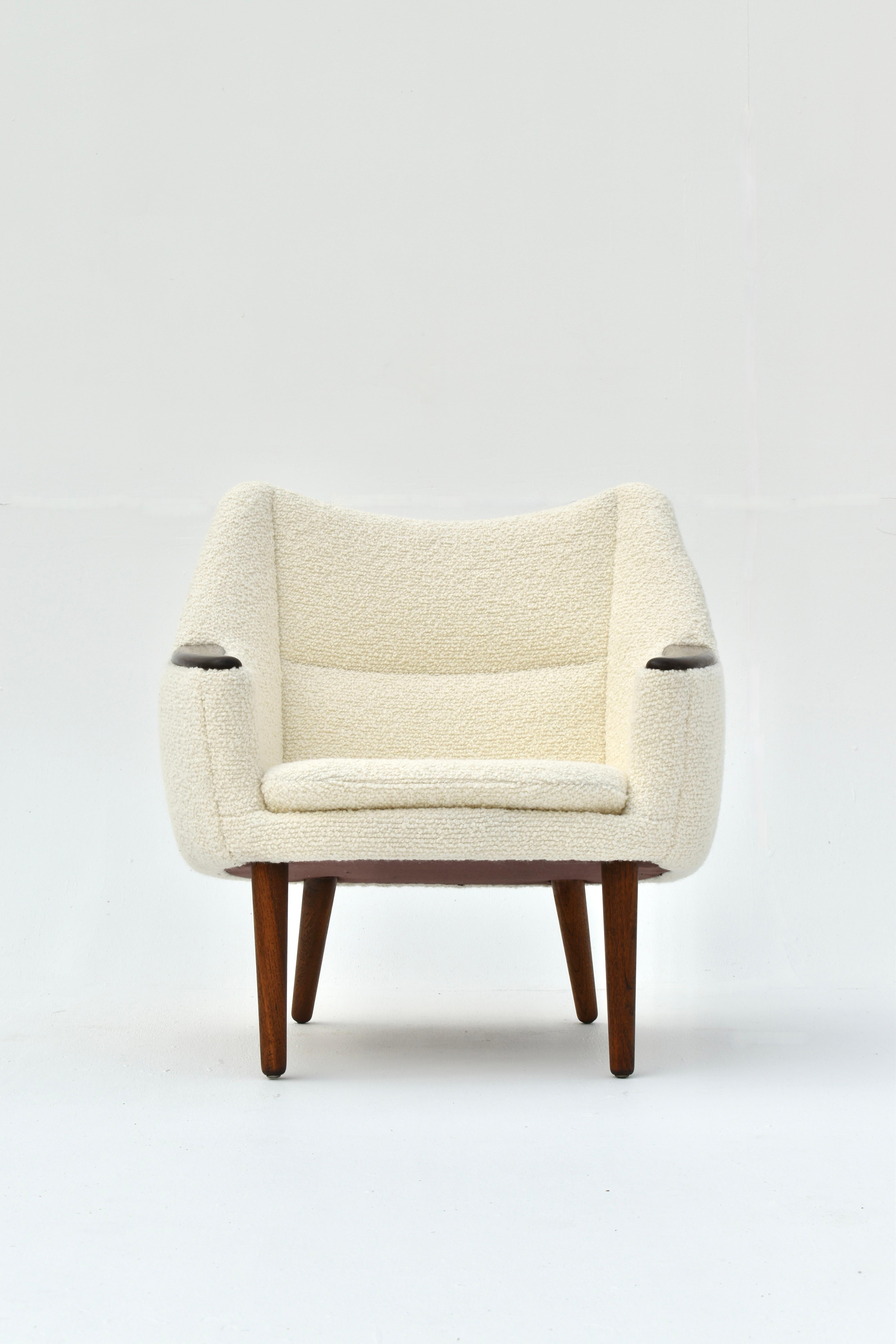Chaise longue modèle 58, très rare, conçue par Kurt Østervig en 1958 pour Henry Rolschau Mobler, Danemark.

Un cadre en forme de cocon très accueillant, rembourré au plus haut niveau en laine Boucle de Bute Fabrics, en Écosse. Le tissu tactile est