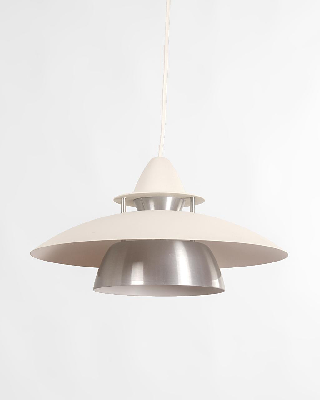 Lámpara de techo danesa de dos pantallas estilo Louis Poulsen. Diseño de mitad de siglo de marcada influencia Space Age en metal blanco y acero.