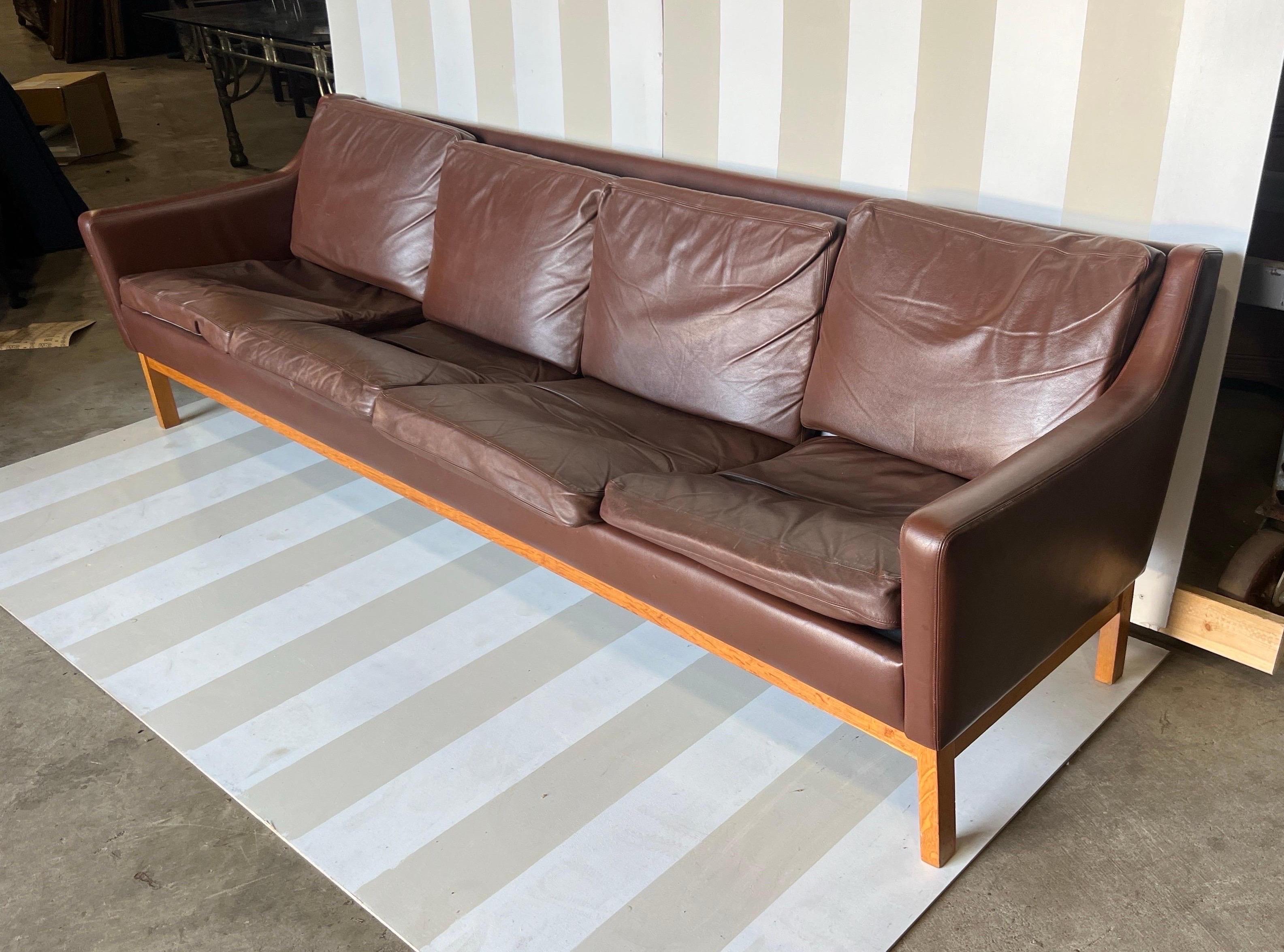 Elegante e confortevole divano danese a 4 posti in pelle e rovere di Erik Worts. 