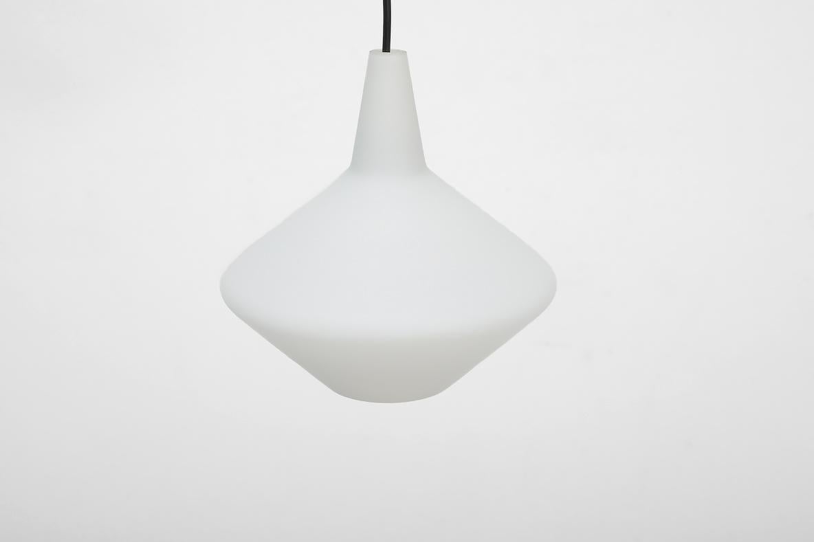 Dänische Mid-Century-Pendelleuchte „Onion“ aus Milchglas von Lisa Johannson Pape, Mid-Century im Angebot 4