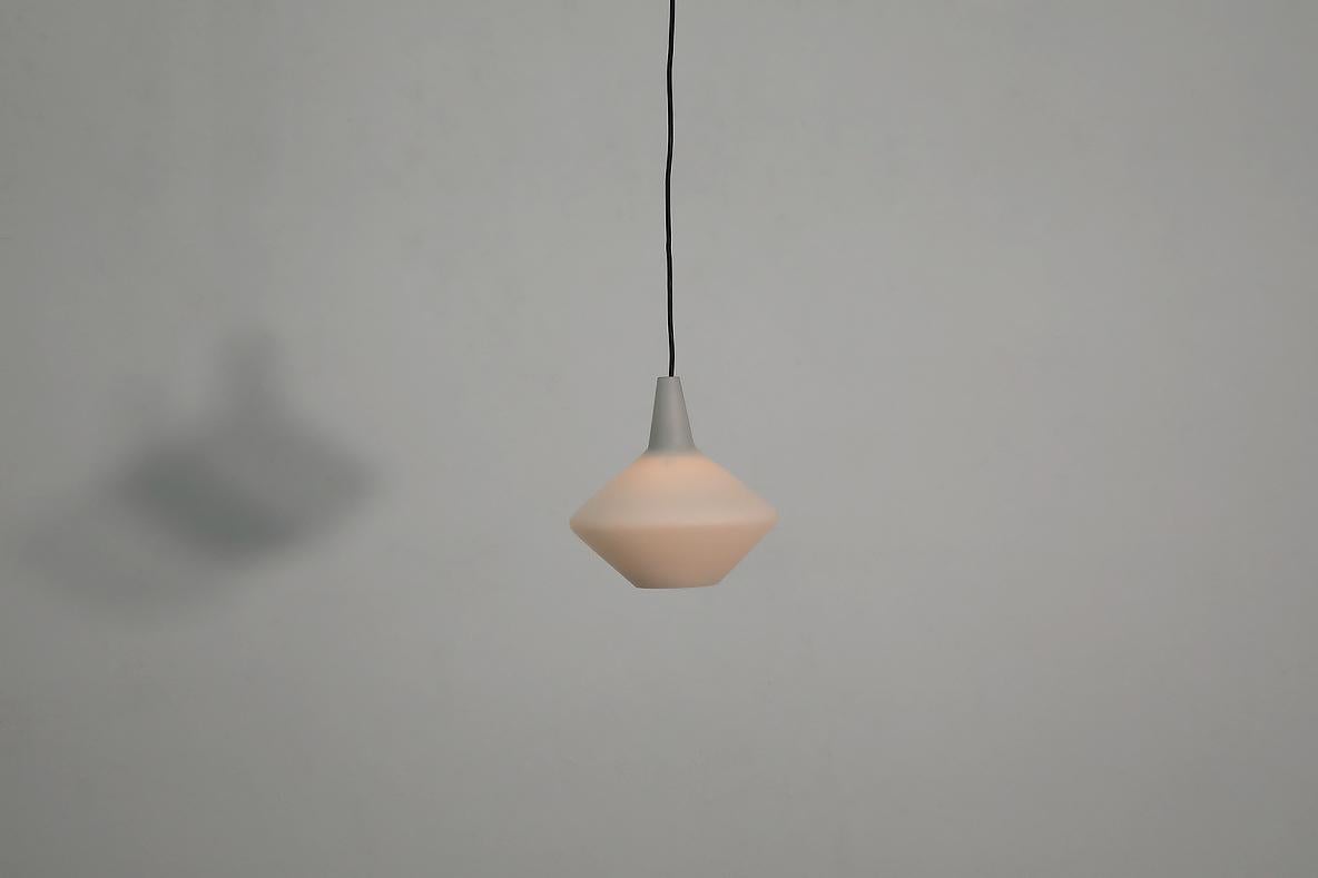 Dänische Mid-Century-Pendelleuchte „Onion“ aus Milchglas von Lisa Johannson Pape, Mid-Century (Moderne der Mitte des Jahrhunderts) im Angebot