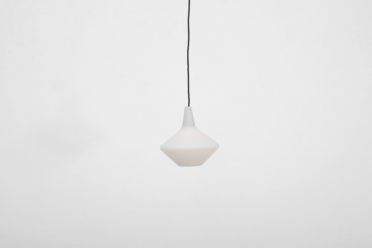 Dänische Mid-Century-Pendelleuchte „Onion“ aus Milchglas von Lisa Johannson Pape, Mid-Century (Finnisch) im Angebot