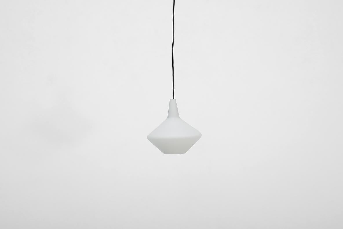 Dänische Mid-Century-Pendelleuchte „Onion“ aus Milchglas von Lisa Johannson Pape, Mid-Century im Zustand „Gut“ im Angebot in Los Angeles, CA