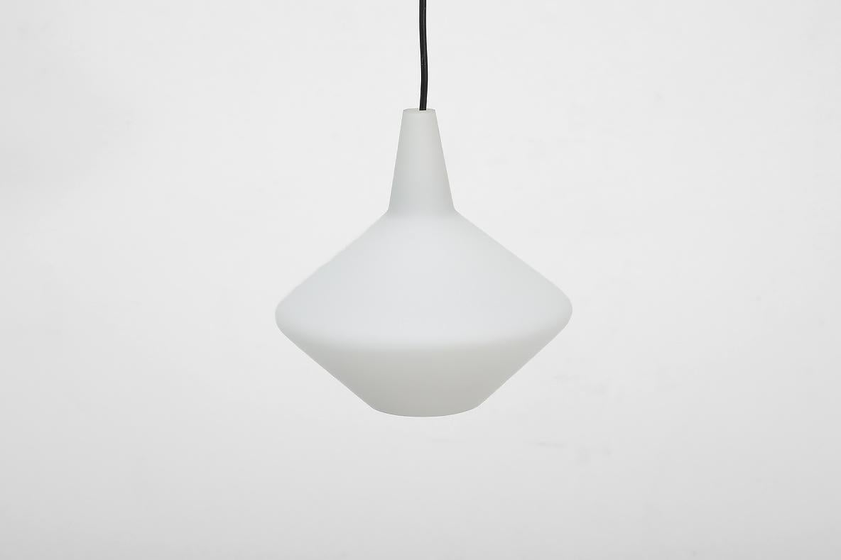 Dänische Mid-Century-Pendelleuchte „Onion“ aus Milchglas von Lisa Johannson Pape, Mid-Century (20. Jahrhundert) im Angebot