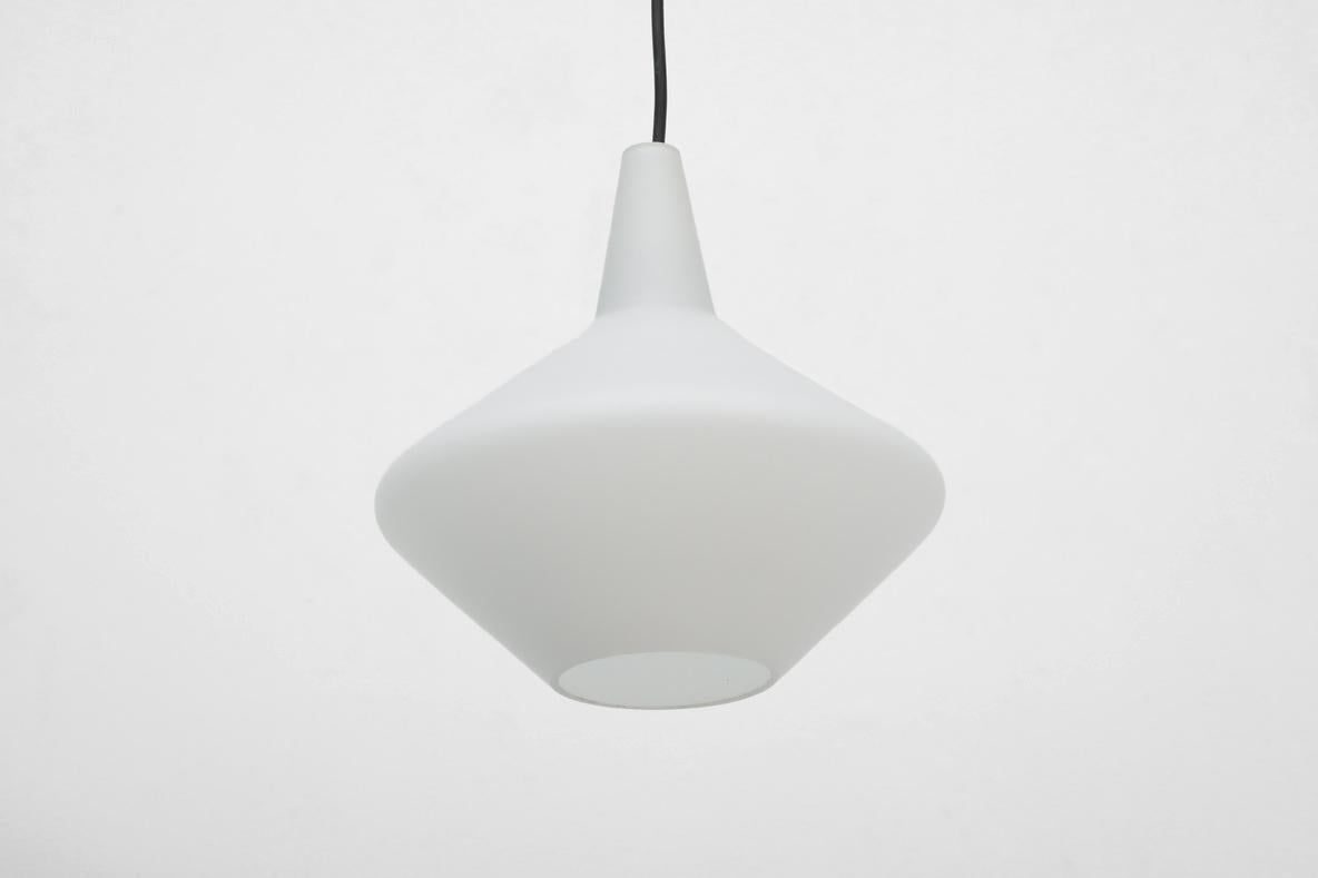 Dänische Mid-Century-Pendelleuchte „Onion“ aus Milchglas von Lisa Johannson Pape, Mid-Century im Angebot 1