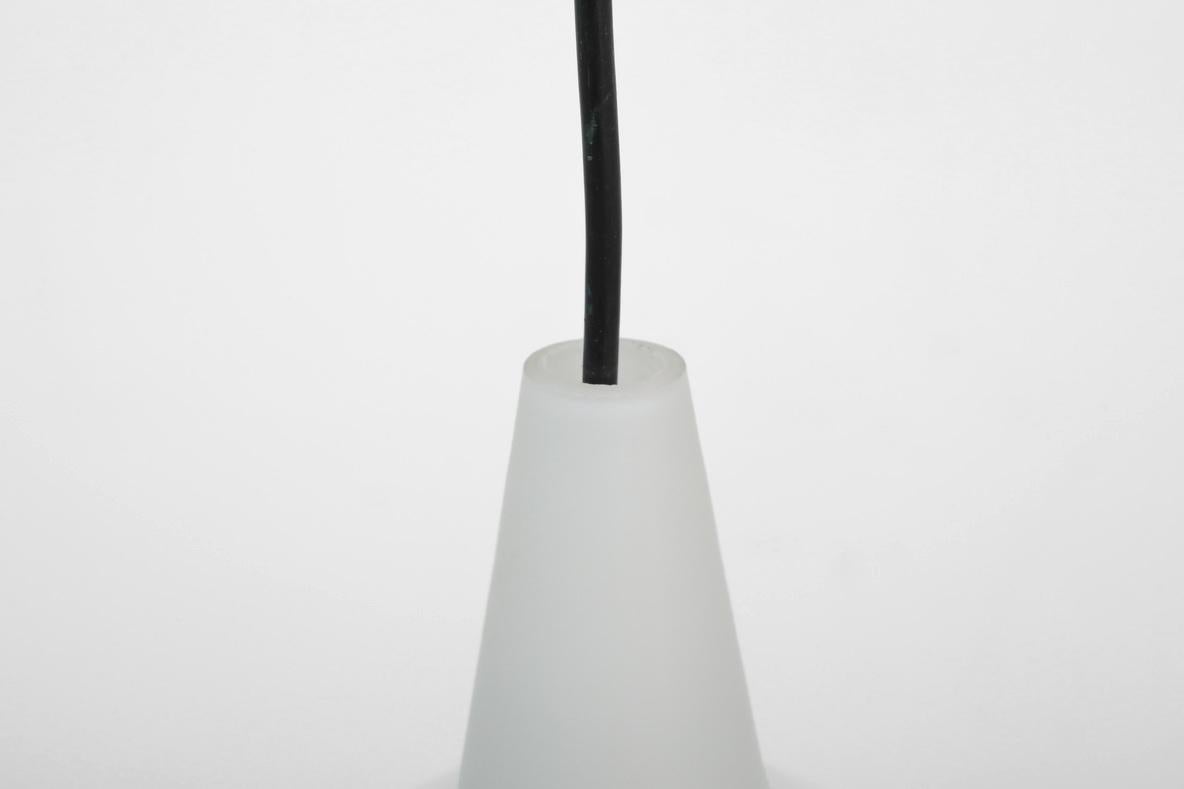 Dänische Mid-Century-Pendelleuchte „Onion“ aus Milchglas von Lisa Johannson Pape, Mid-Century im Angebot 3