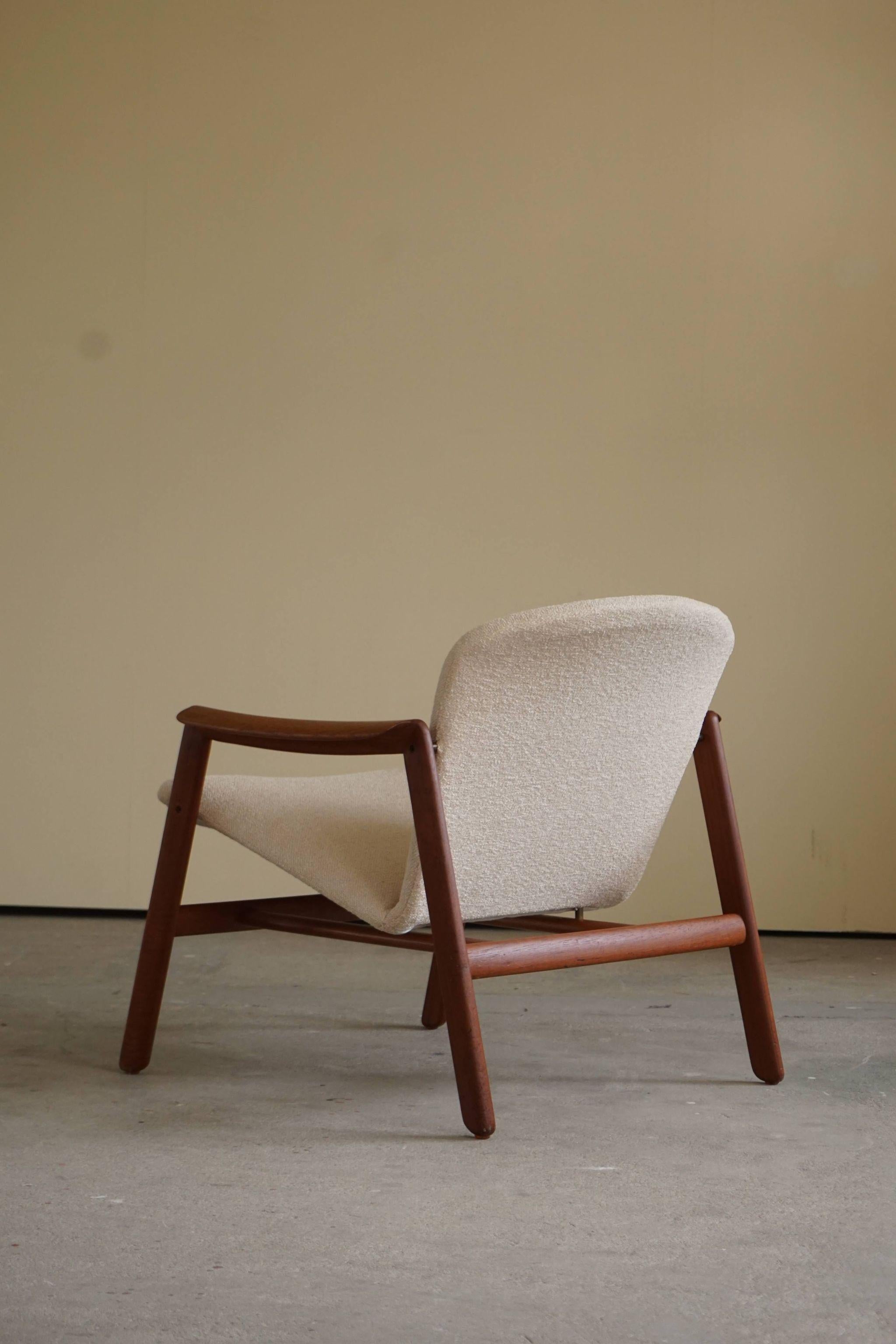 Mid Century Danish Lounge Chair in Teak and Bouclé, Finn Juhl Style, 1960s In Good Condition In Odense, DK