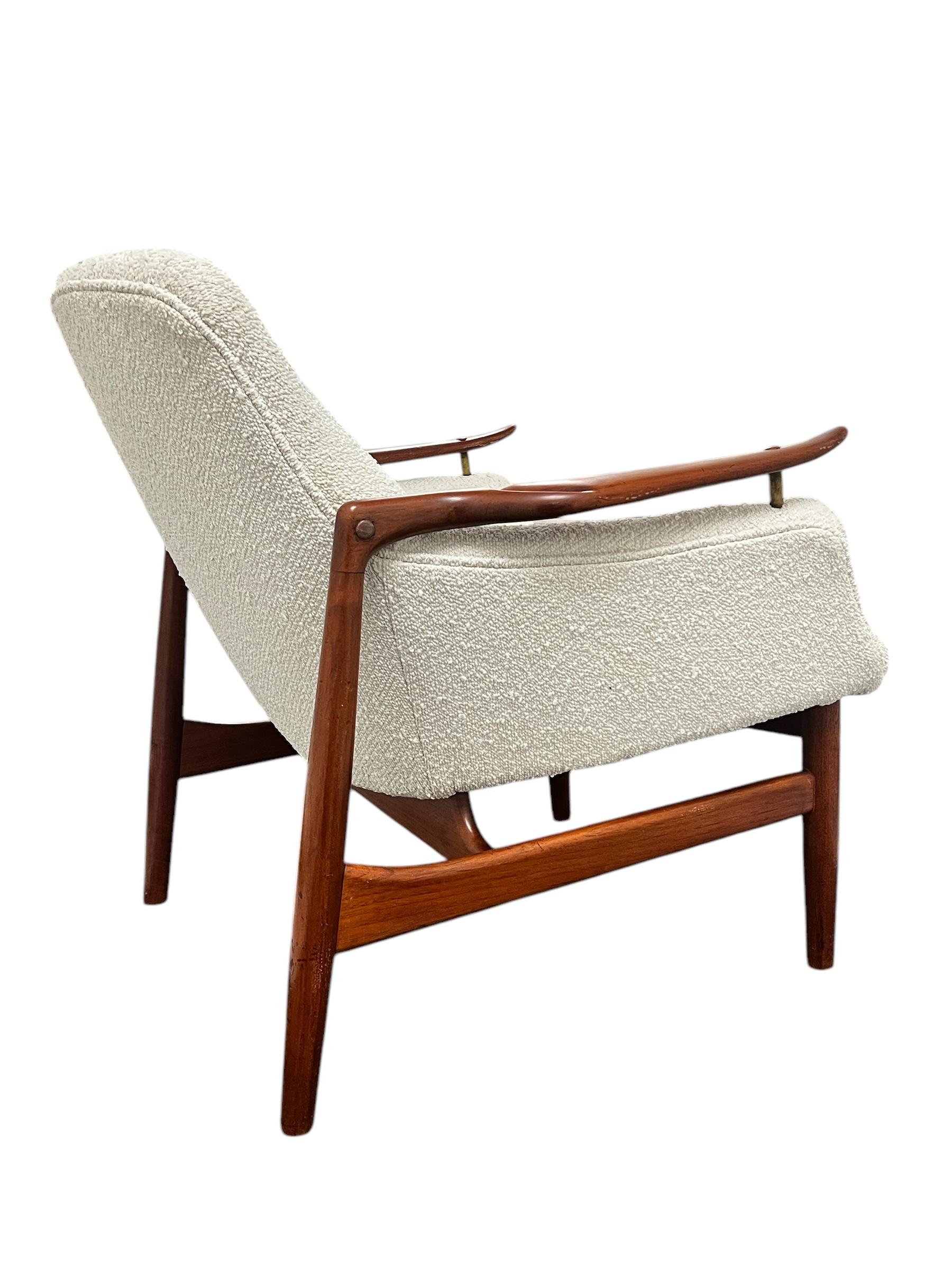 Mid-Century Danish Lounge Chair in the Style of Finn Juhl NV-53 for Niels Vodder In Good Condition In New York, NY