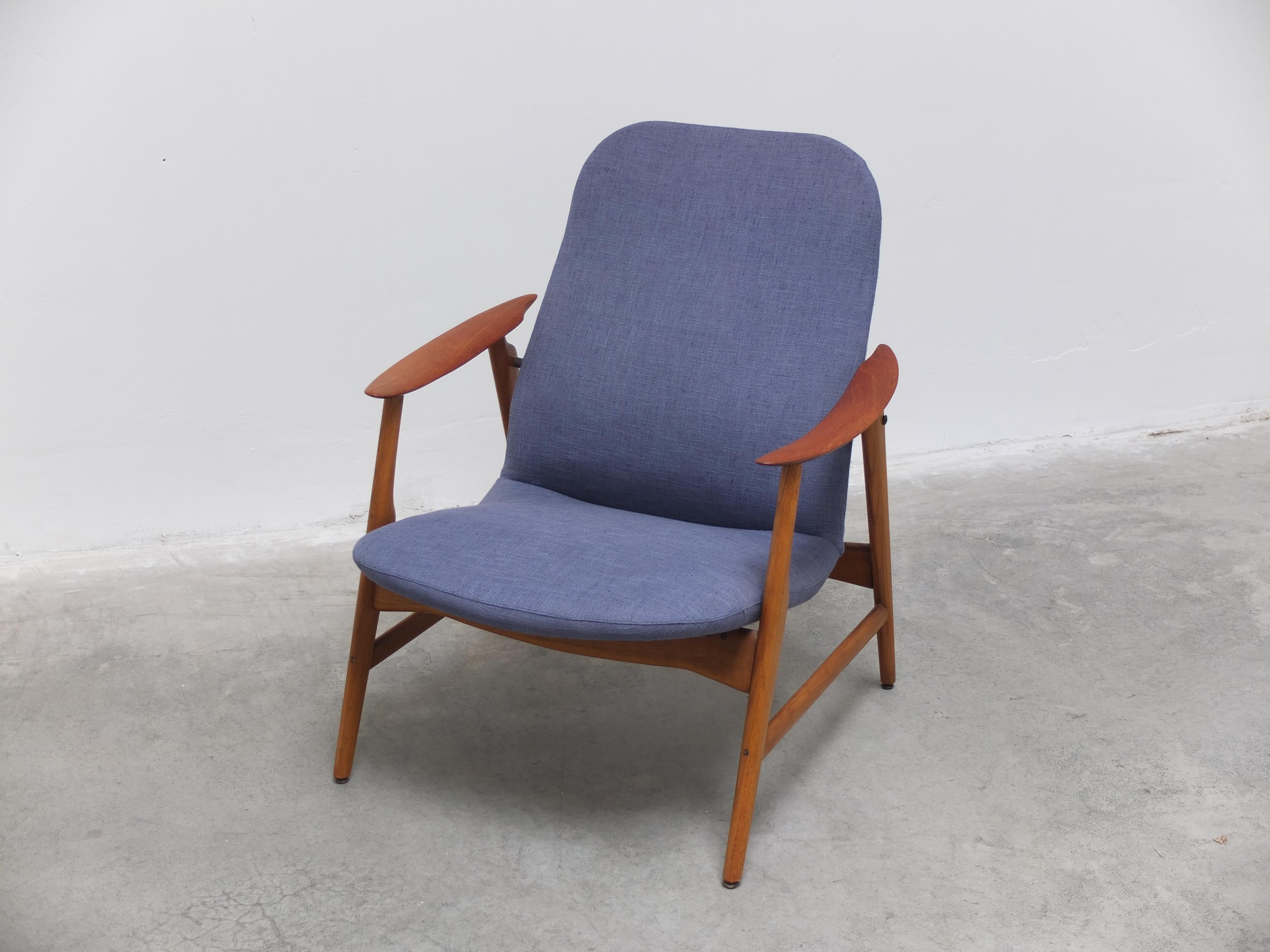 Mid-Century Danish Lounge Chair with Sculpted Armrests, 1960s In Good Condition In Antwerpen, VAN
