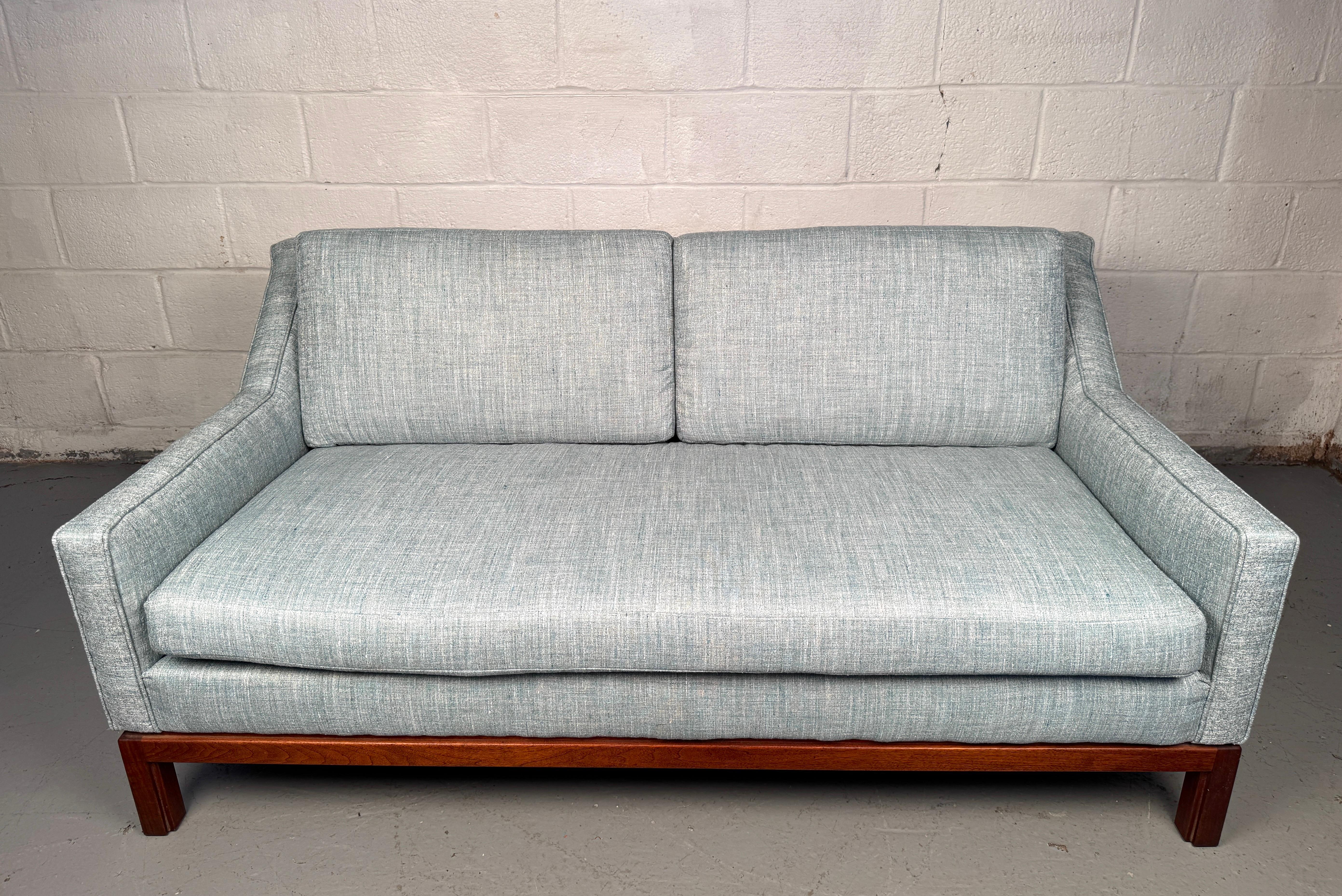 Américain Causeuse danoise du milieu du siècle par Jens Risom Design Inc. en vente