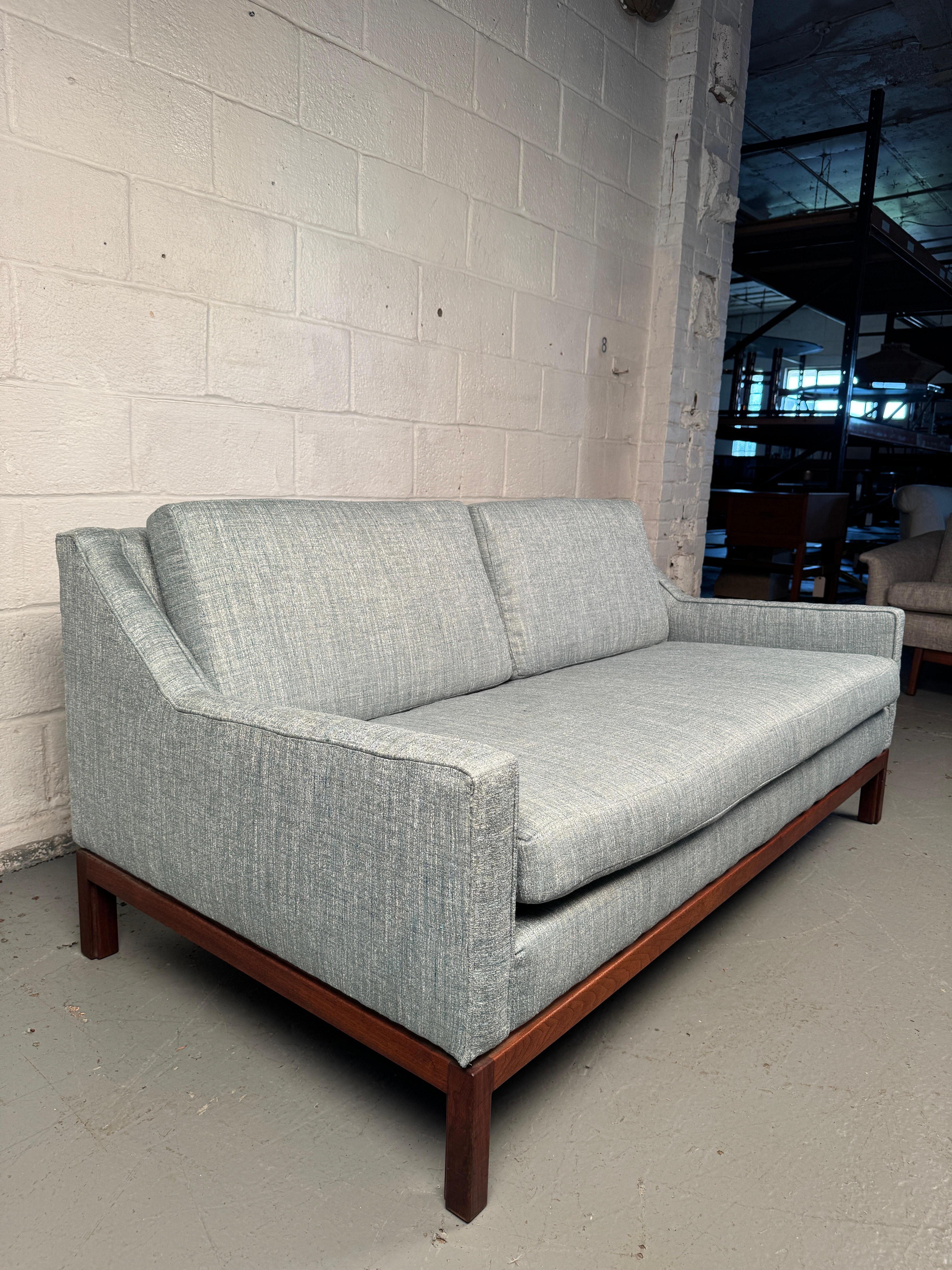 20ième siècle Causeuse danoise du milieu du siècle par Jens Risom Design Inc. en vente