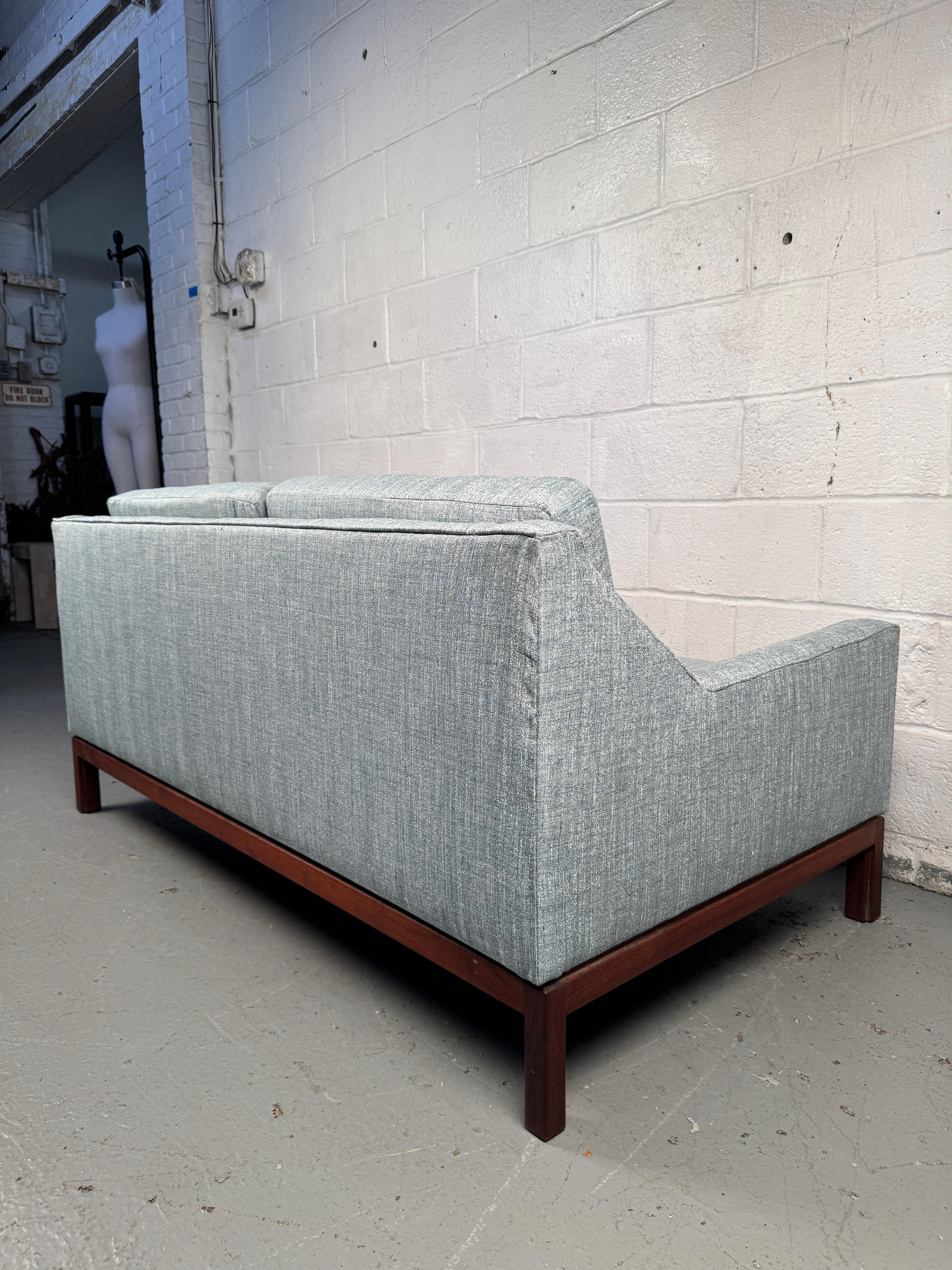 Bois Causeuse danoise du milieu du siècle par Jens Risom Design Inc. en vente