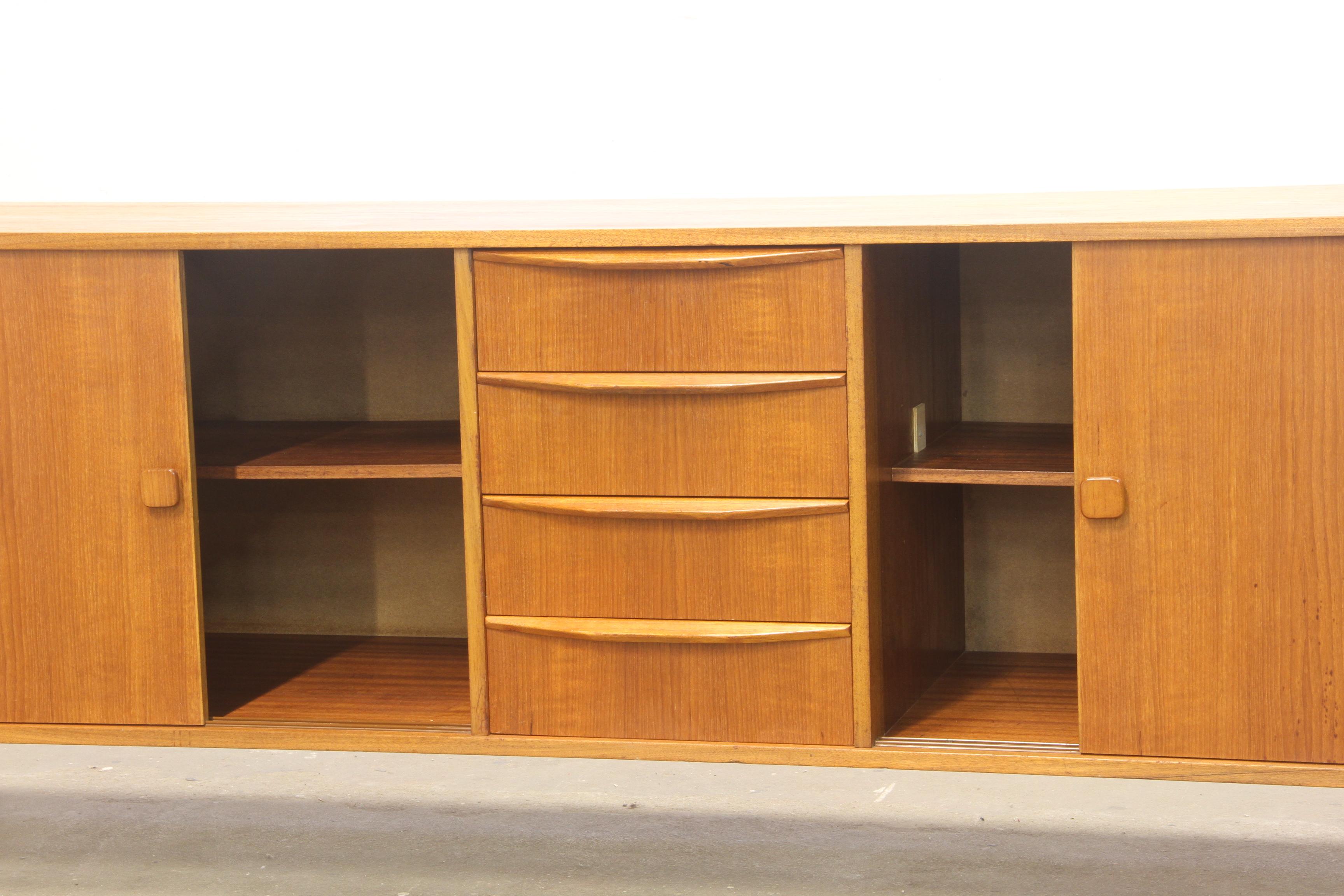 Credenza danese di metà secolo in teak anni '60 in vendita 3