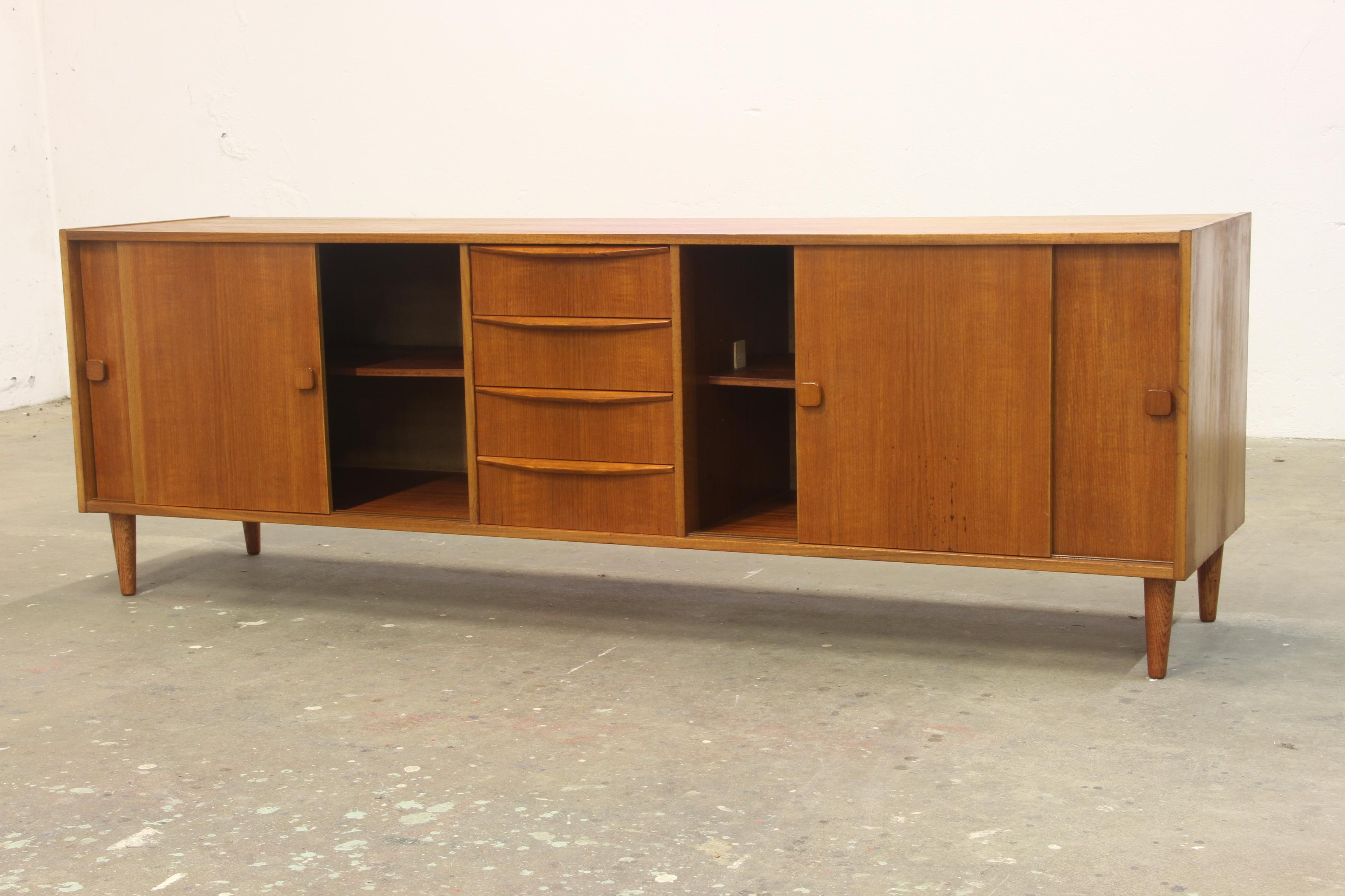 Credenza danese di metà secolo in teak anni '60 in vendita 4