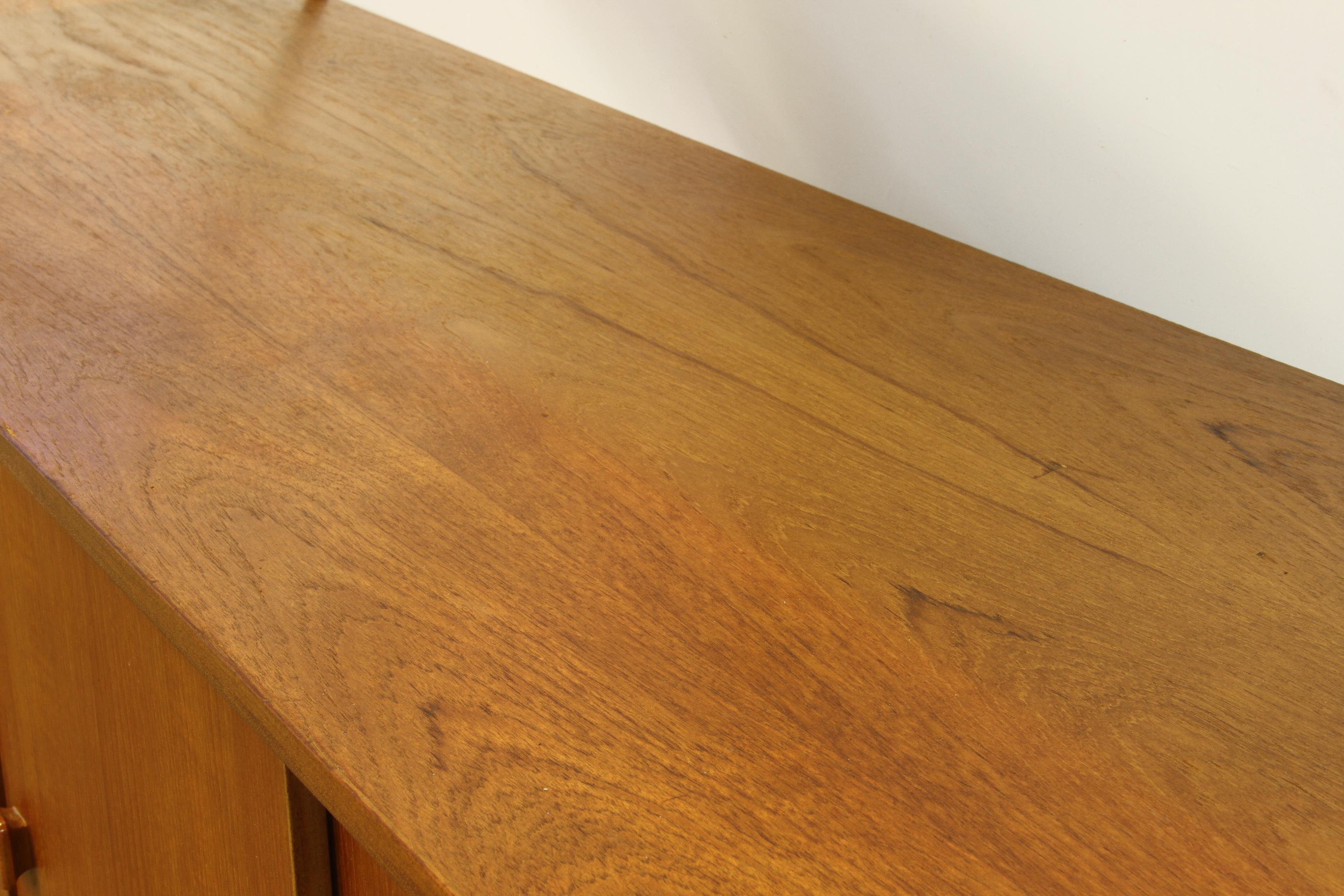 Credenza danese di metà secolo in teak anni '60 in vendita 8