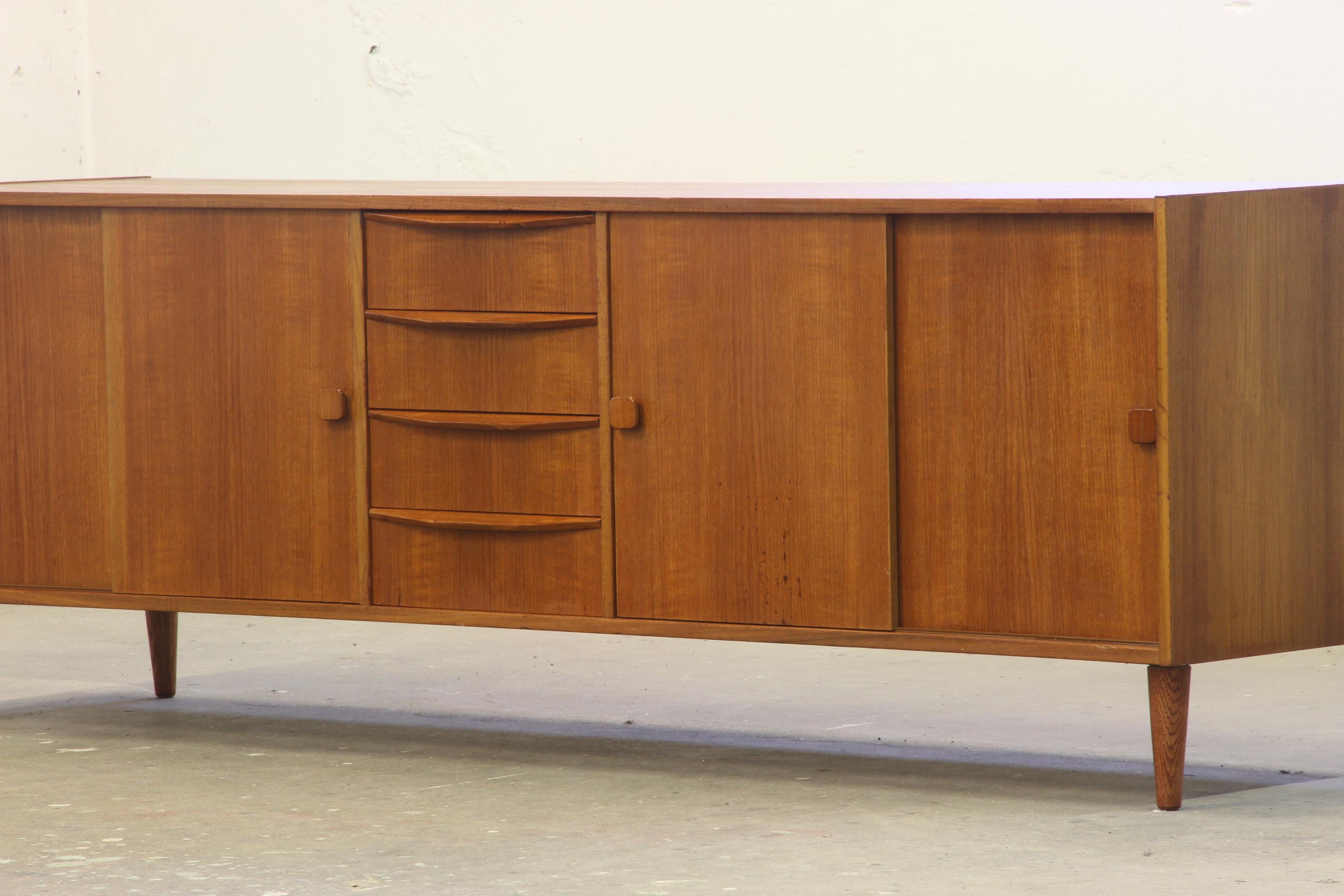 Mid-Century moderno Credenza danese di metà secolo in teak anni '60 in vendita