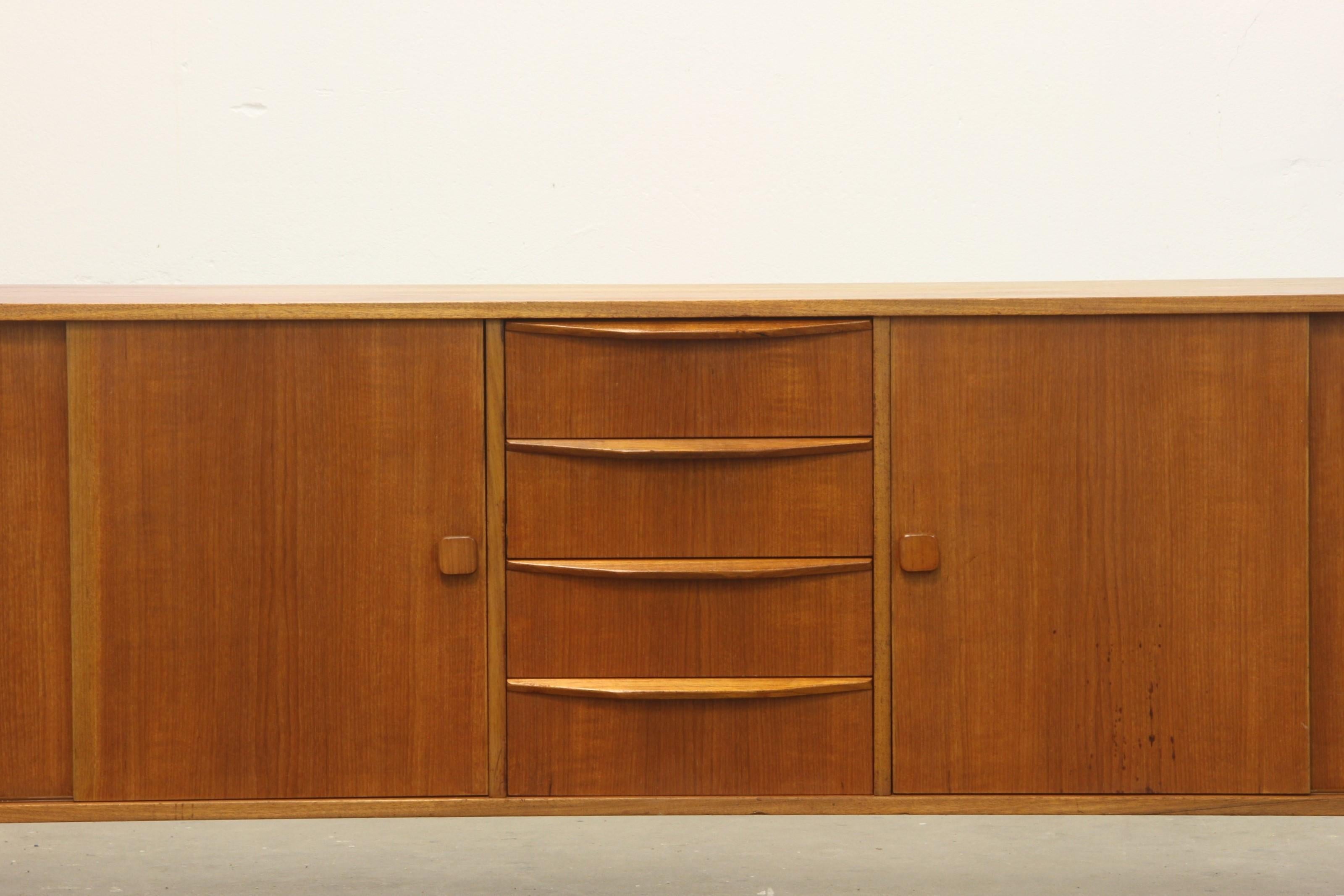 Credenza danese di metà secolo in teak anni '60 In condizioni buone in vendita a Store Heddinge, DK