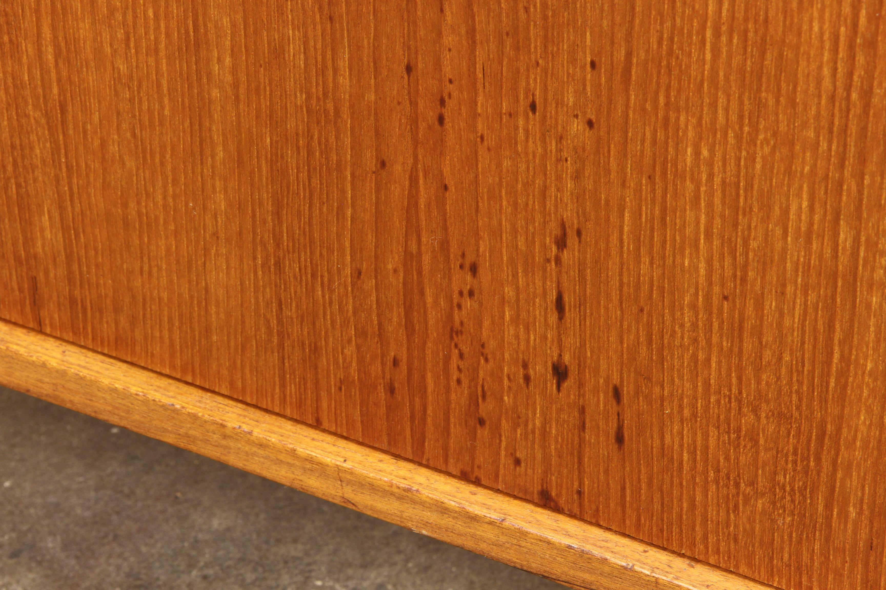Credenza danese di metà secolo in teak anni '60 in vendita 1