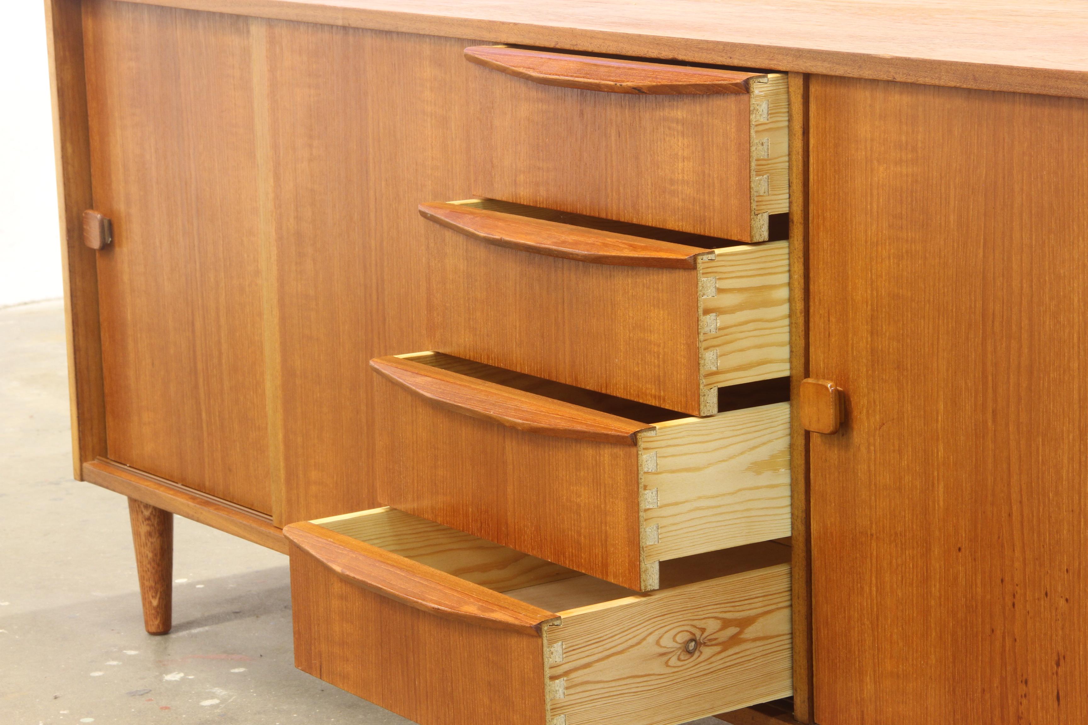 Credenza danese di metà secolo in teak anni '60 in vendita 2
