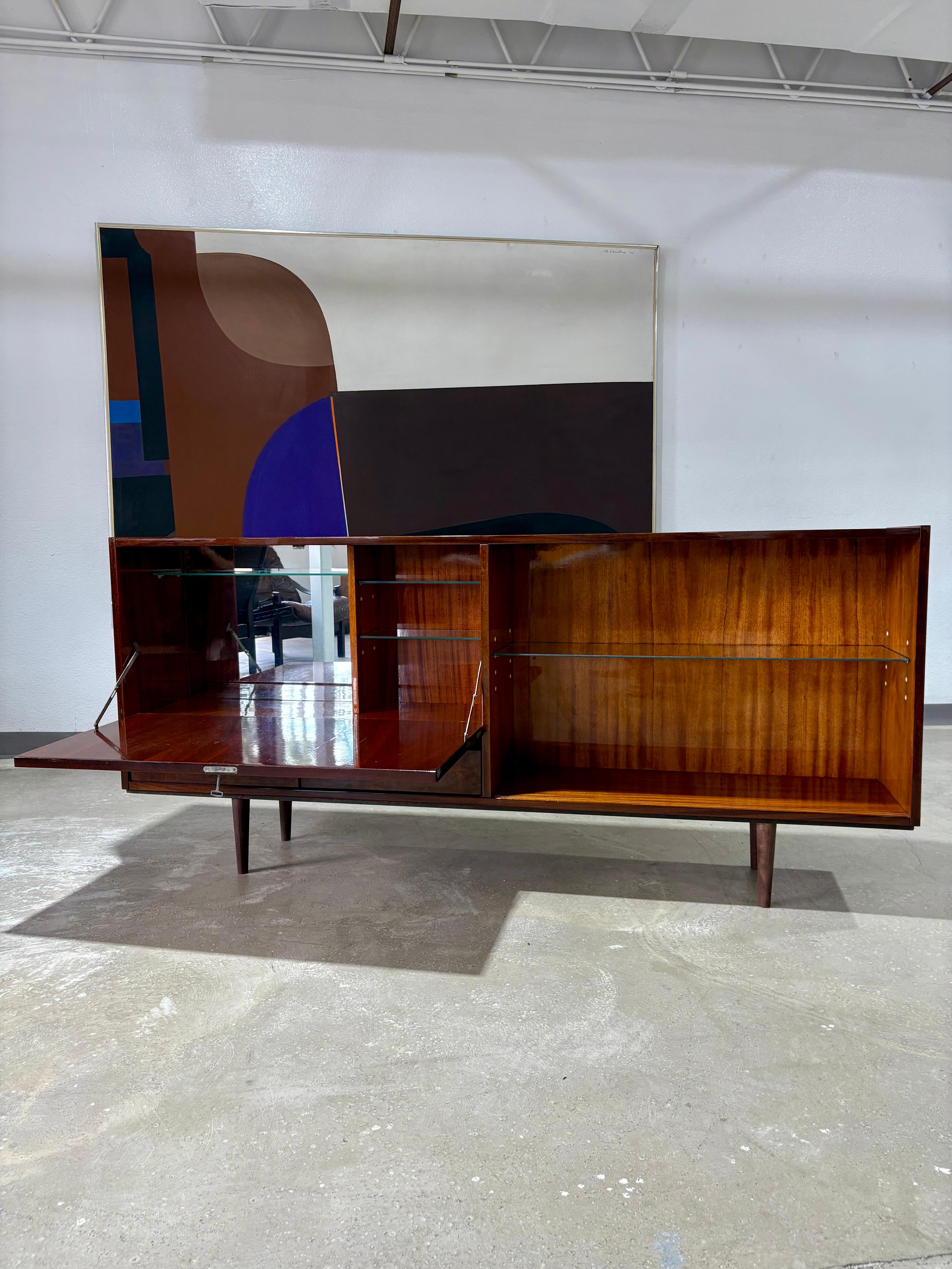 Mid-Century moderno Credenza bar in mogano danese della metà del secolo scorso in vendita