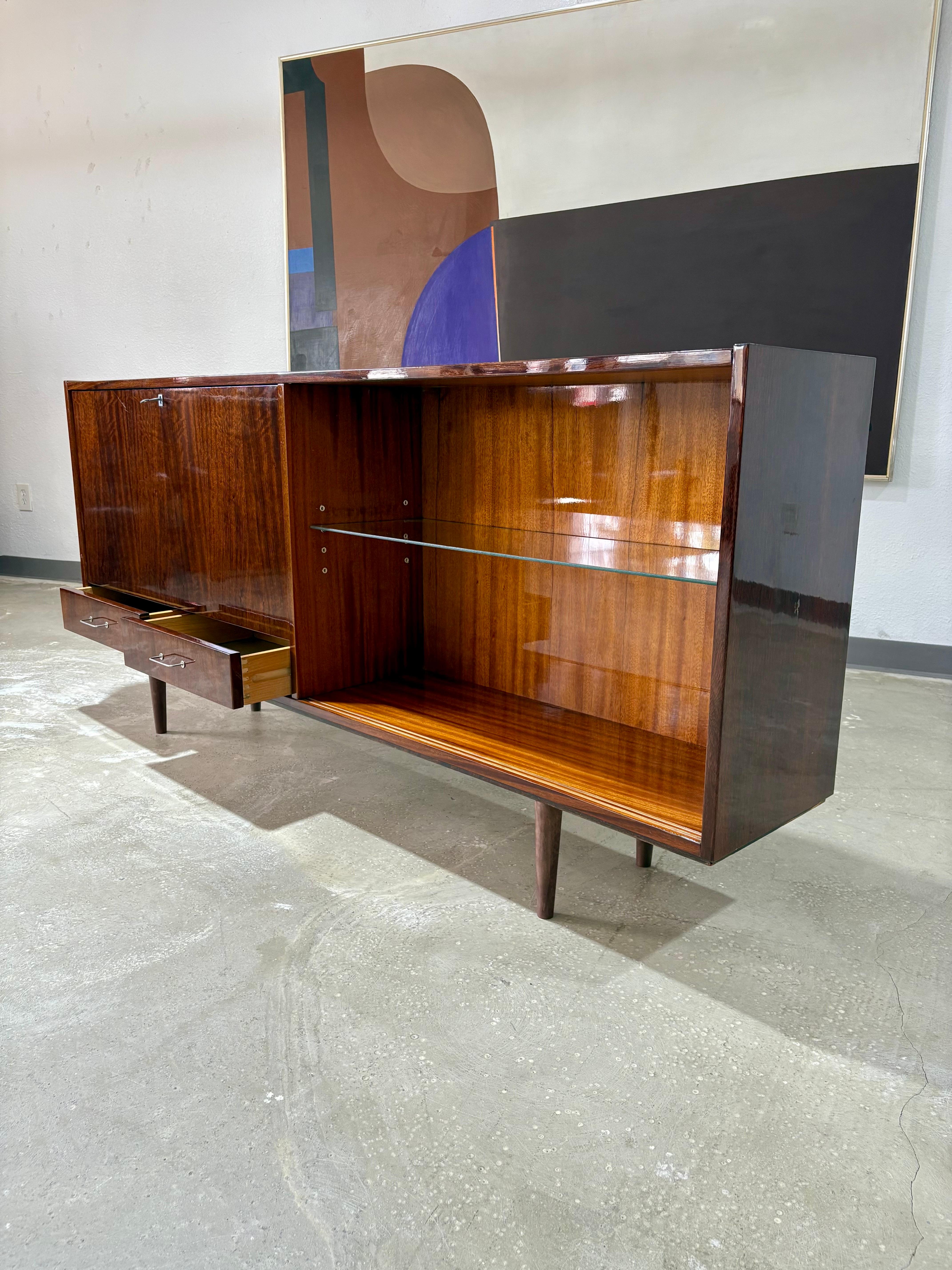 Danese Credenza bar in mogano danese della metà del secolo scorso in vendita