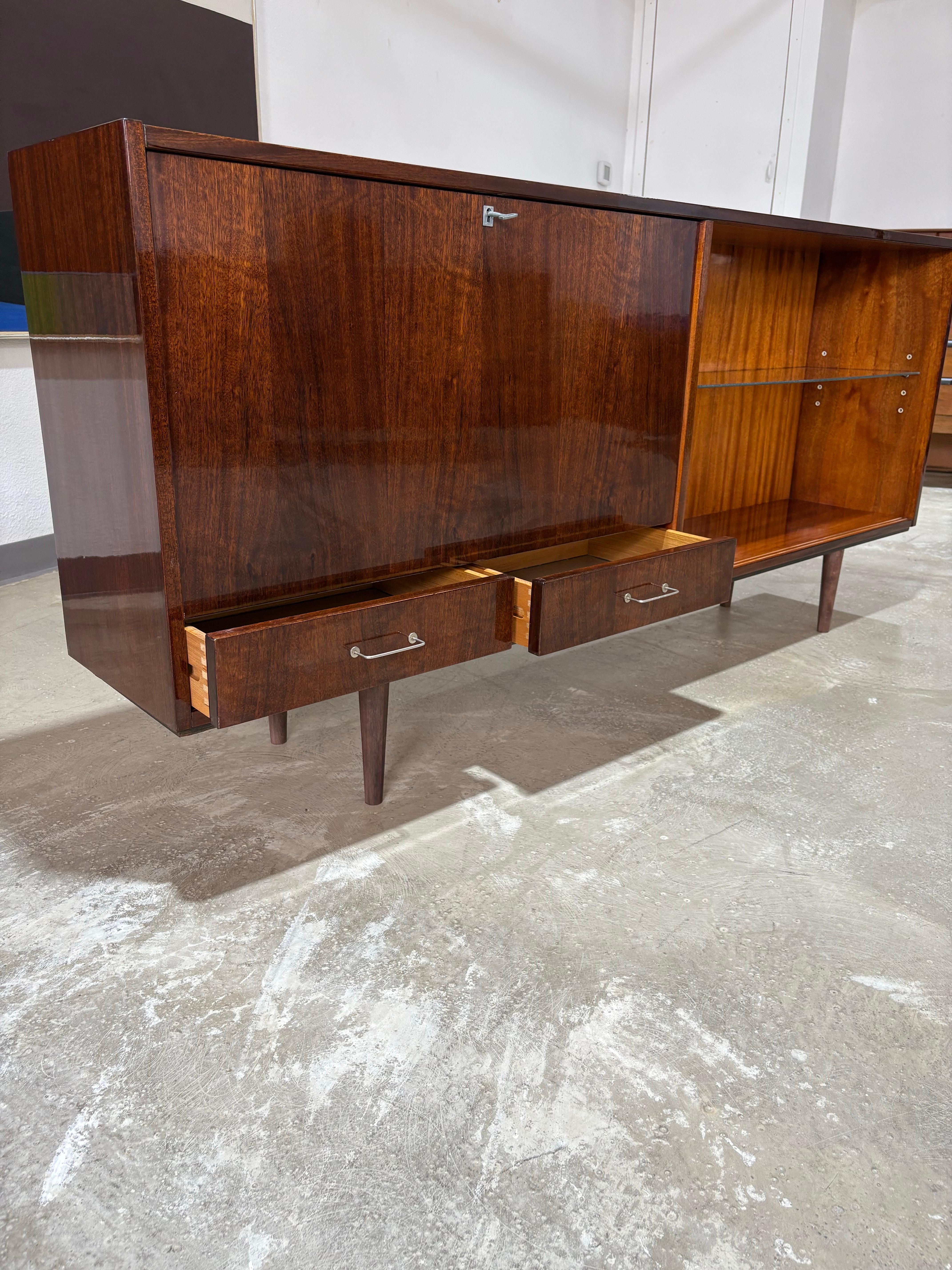 Credenza bar in mogano danese della metà del secolo scorso In condizioni buone in vendita a Lutz, FL