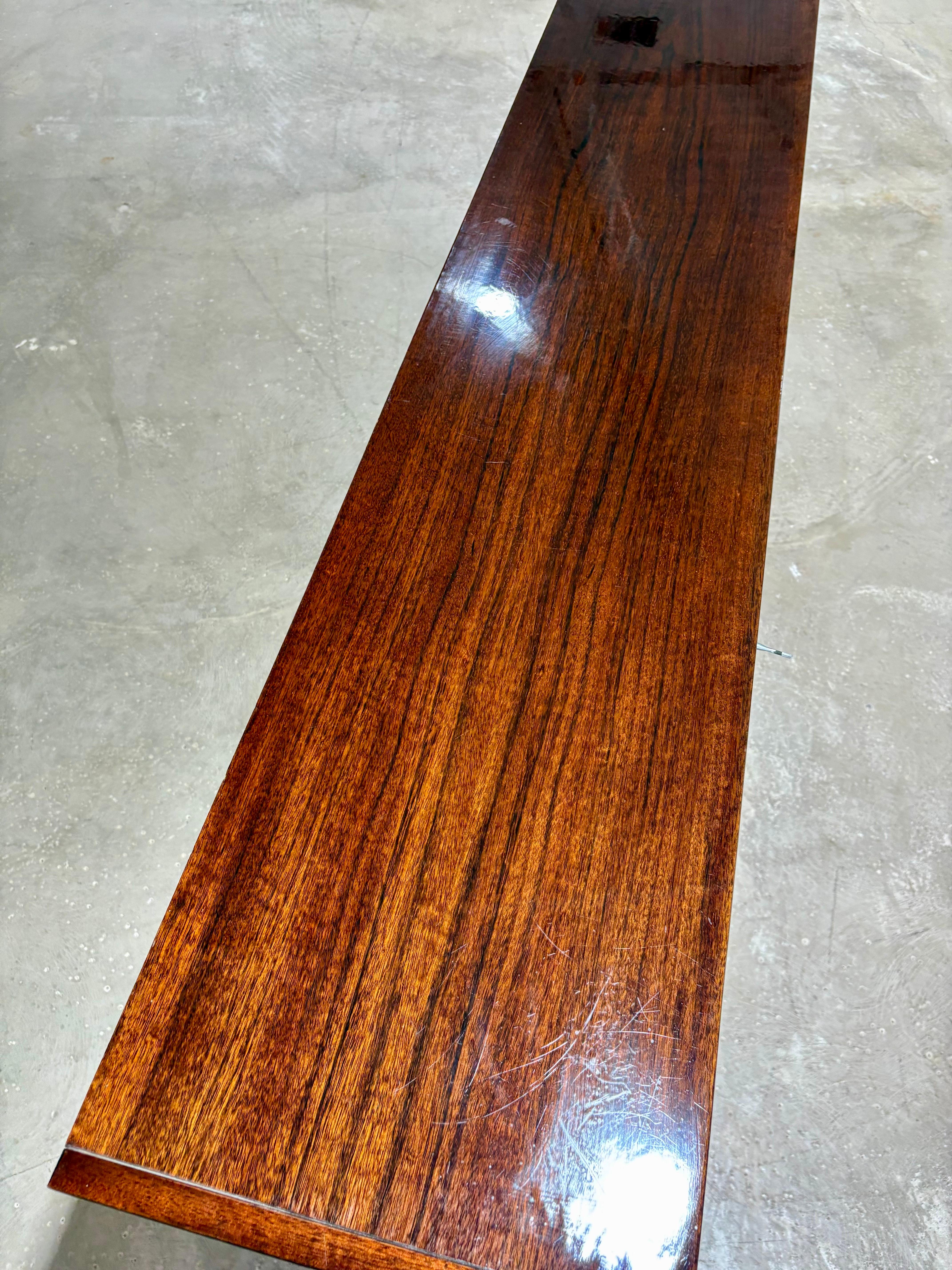 Vetro Credenza bar in mogano danese della metà del secolo scorso in vendita