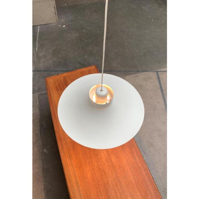 Large slat pendant lamp from the Danish manufacturer Horn.

A simple design in the Scandinavian design. The shade is composed of slats in different planes, which direct and reflect the light. In addition, they shield the illuminant and minimize