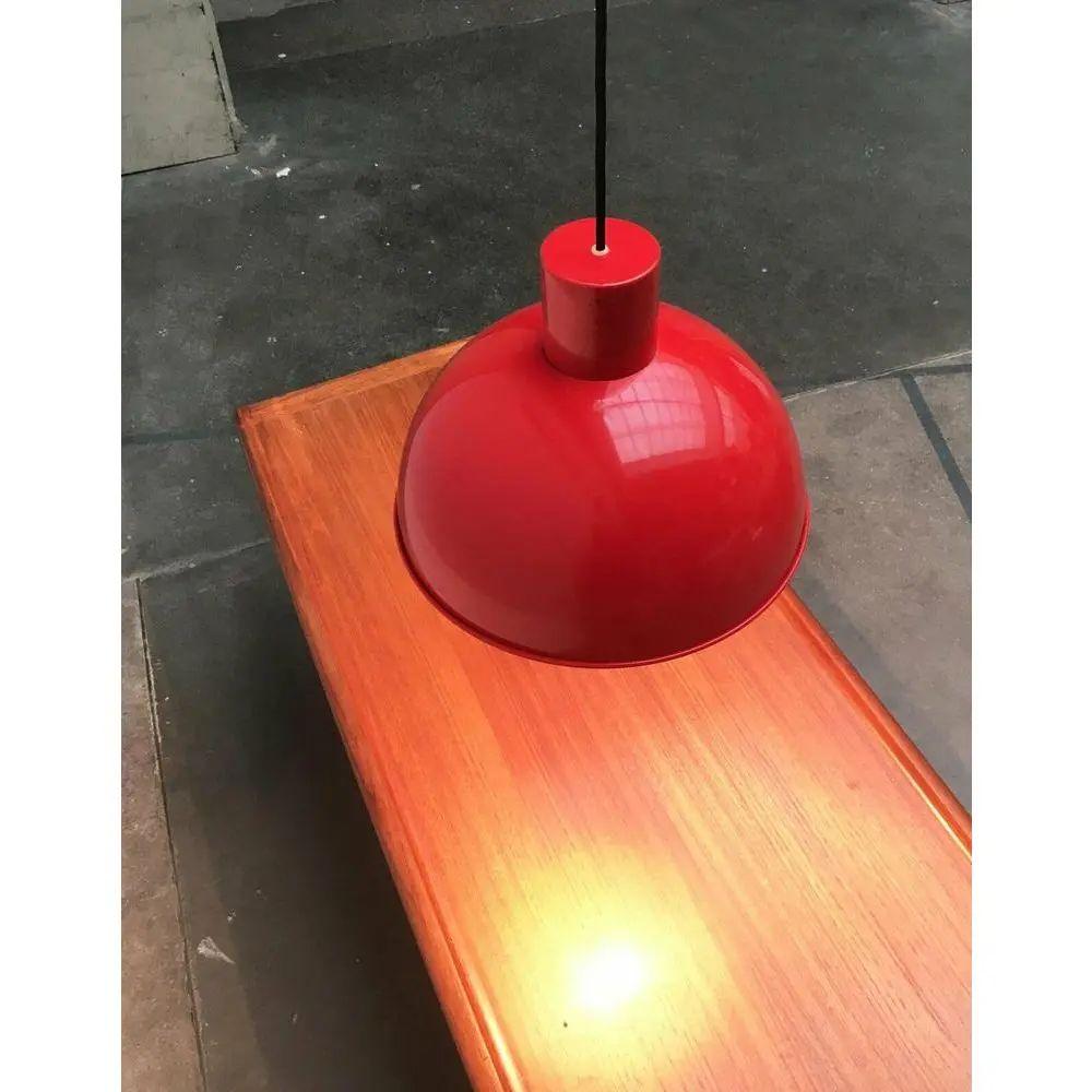 Pendolo Bunker del produttore danese Fog & Mørup su disegno di Jo Hammerborg.

Semplice lampada a sospensione dalla forma classica e dalla forte tonalità di rosso. Il riflettore emisferico progettato da Hammerborg è particolarmente suggestivo.