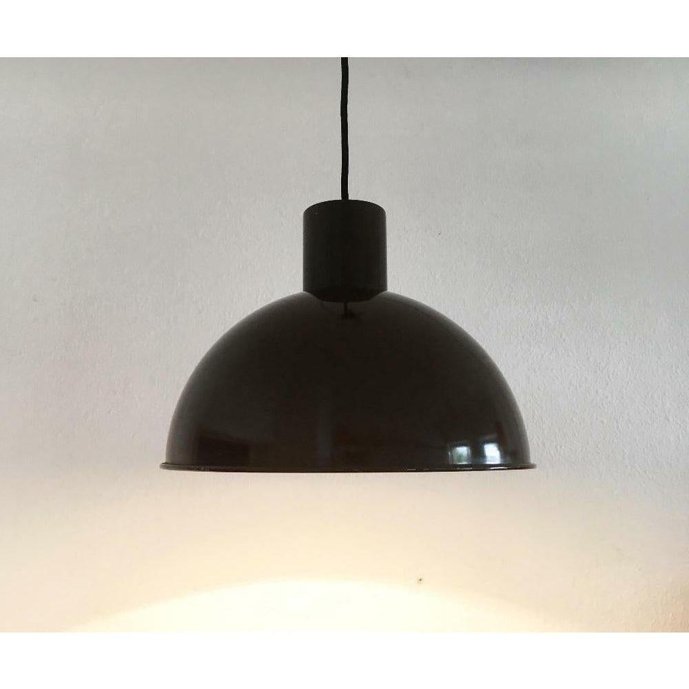 Pendolo Bunker del produttore danese Fog & Mørup su disegno di Jo Hammerborg.

Semplice lampada a sospensione dalla forma classica. Il riflettore emisferico progettato da Hammerborg è particolarmente suggestivo. Questo conferisce alla lampada un