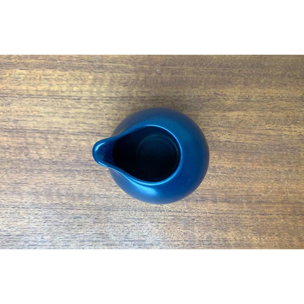 Dänische minimalistische Karaffenvase aus der Jahrhundertmitte von Søholm, 1960er Jahre, in tadellosem Zustand. Entworfen 1960 bis 1969 Dieses Stück ist mit einer Zuordnungsmarke versehen Es ist vollständig authentisch 

Zusätzliche