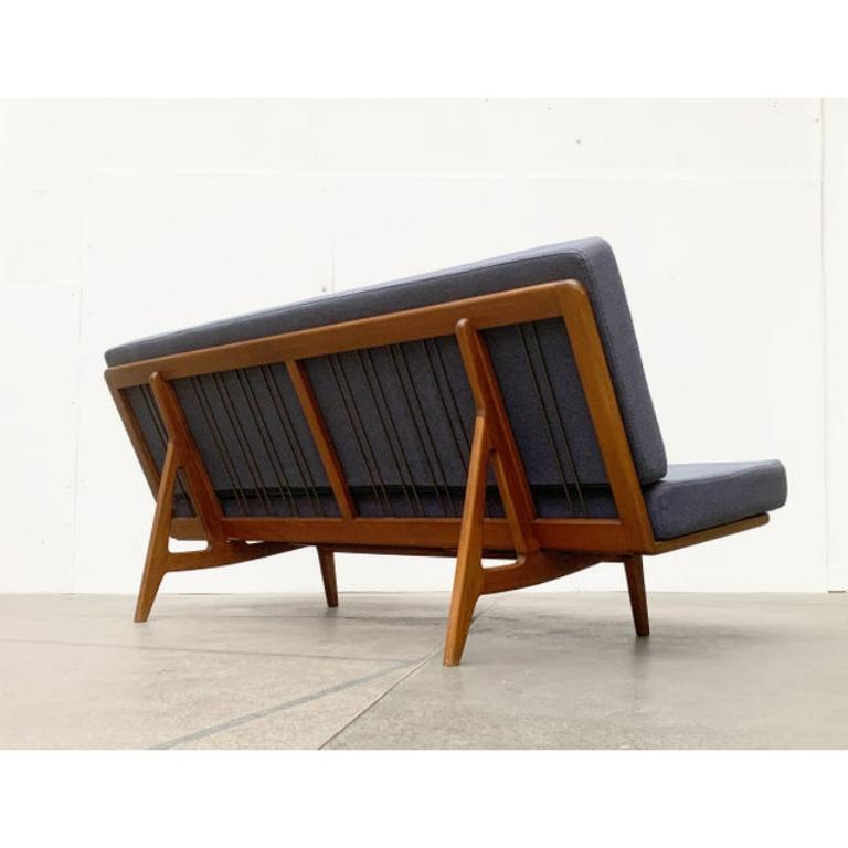 Divano in teak filigranato di France & Daverkosen o France & Søn su disegno di Orla Mølgaard-Nielsen.

Un design minimalista. Questo design si distingue per le imbottiture di grandi dimensioni. La cornice in filigrana è molto sobria e si vede solo