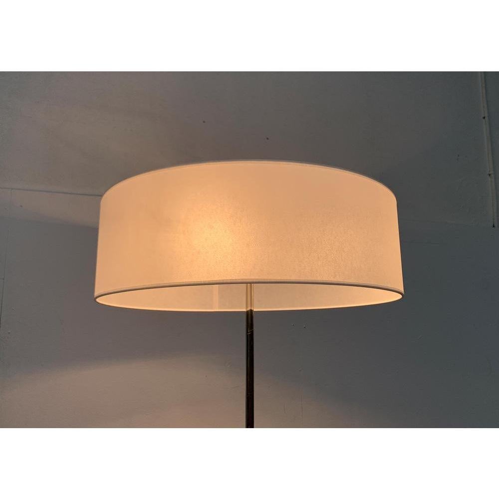 Lampada da terra danese di metà secolo con un caratteristico piede a tre gambe.

Un design minimalista. Il paralume ha una semplice forma a cilindro ed è ricoperto da una leggera pergamena. Il dimensionamento del paralume, con il suo grande diametro