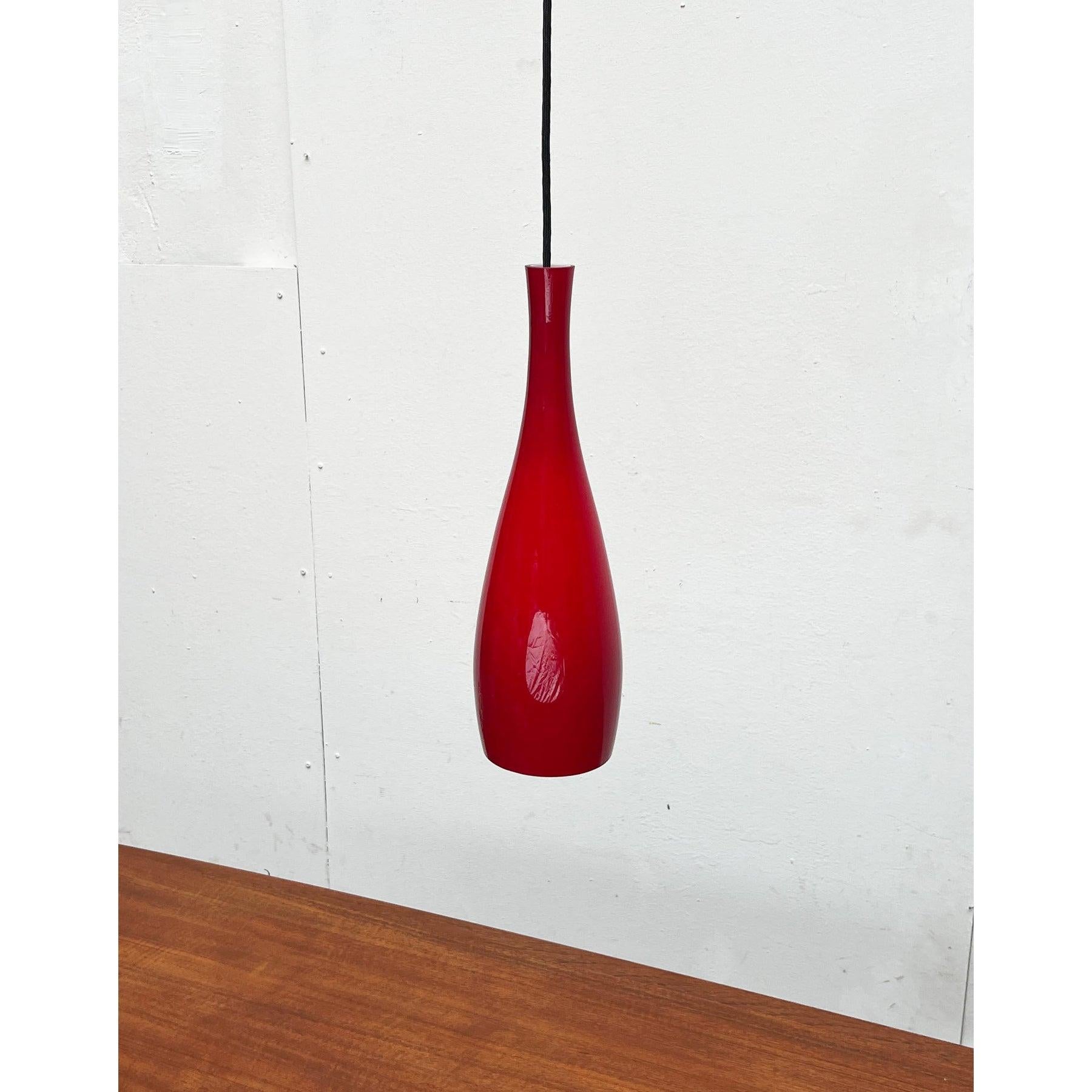 Élégante suspension en verre du fabricant danois Fog & Mørup, basée sur un design de Jacob E. Bang datant des années 1960.

Le design impressionne par sa matérialité et son langage de conception. Le corps de lampe saisissant est à la fois une source