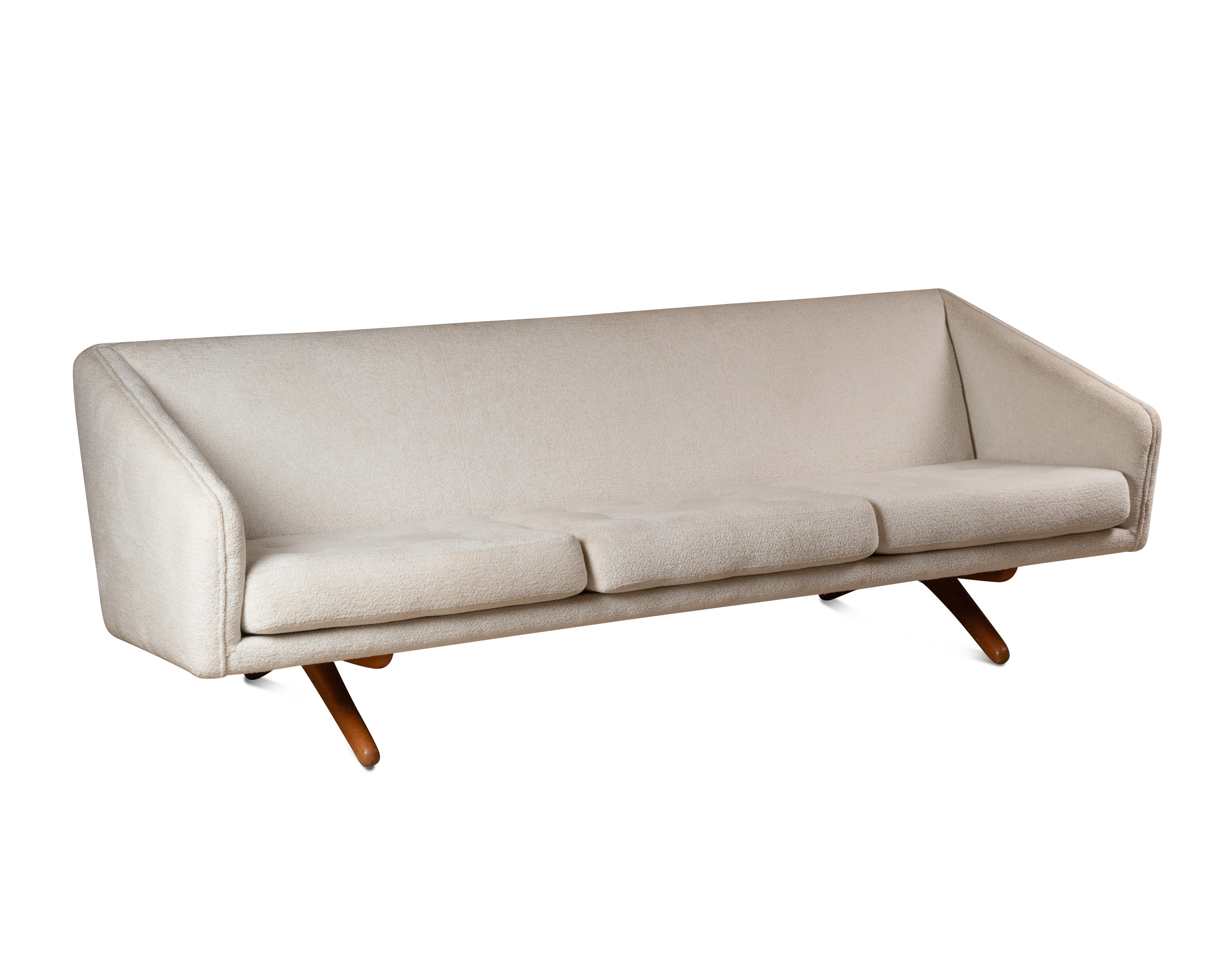 Mid-Century Danish Modern sofa Model ML140 by Illum Wikkelsø for A. Mikael Laursen, 1960s.
Beautiful and elegant three seater sofa designed by renowned Danish architect Illum Wikkelsø and manufactured by Danish master carpenter A. Mikael Laursen in