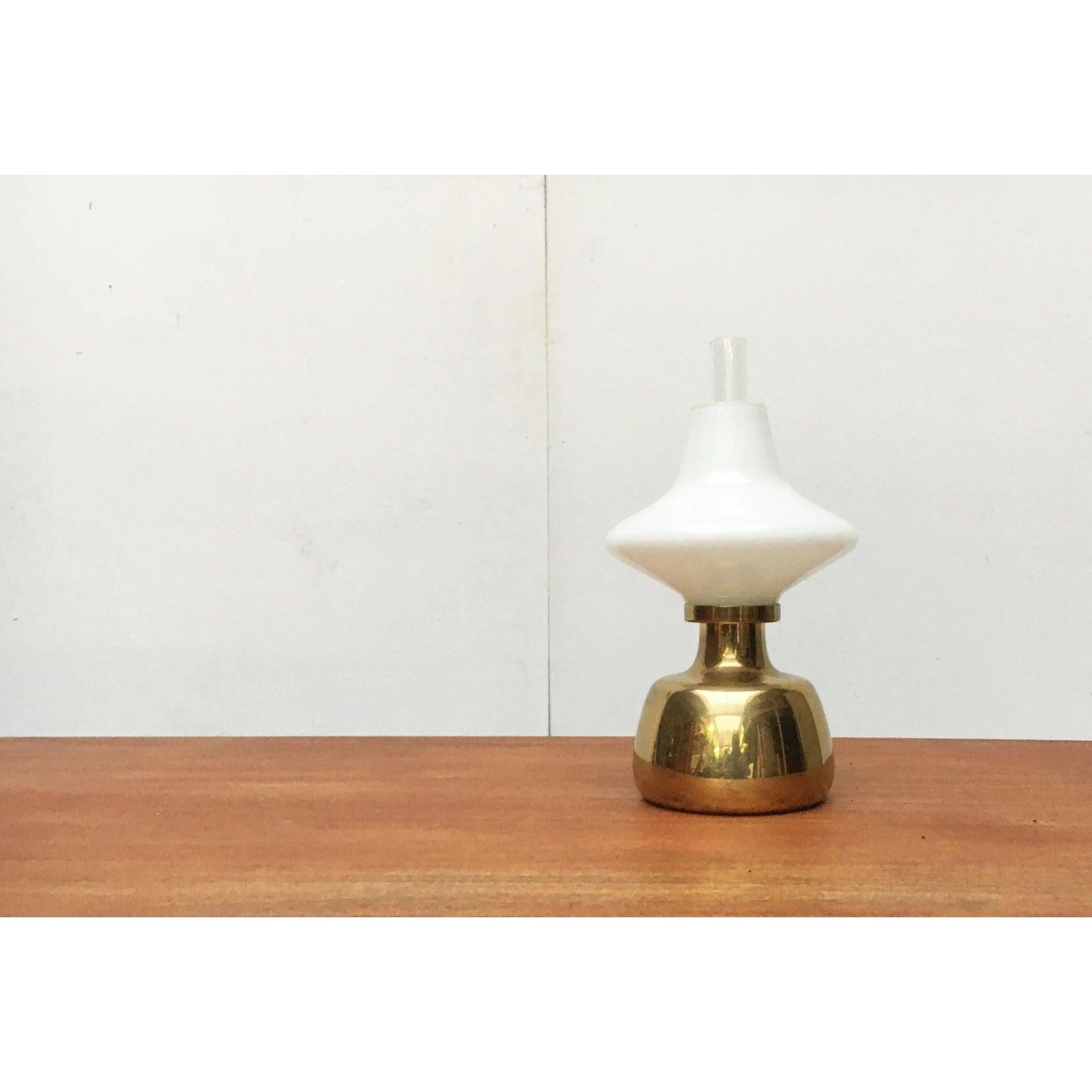 Lámpara de sobremesa Petroleum, del fabricante danés Louis Poulsen, basada en un diseño de Henning Koppel.

Un diseño muy clásico. La base bulbosa de latón también forma el depósito para el fluido combustible. El difusor es de cristal opalino. El