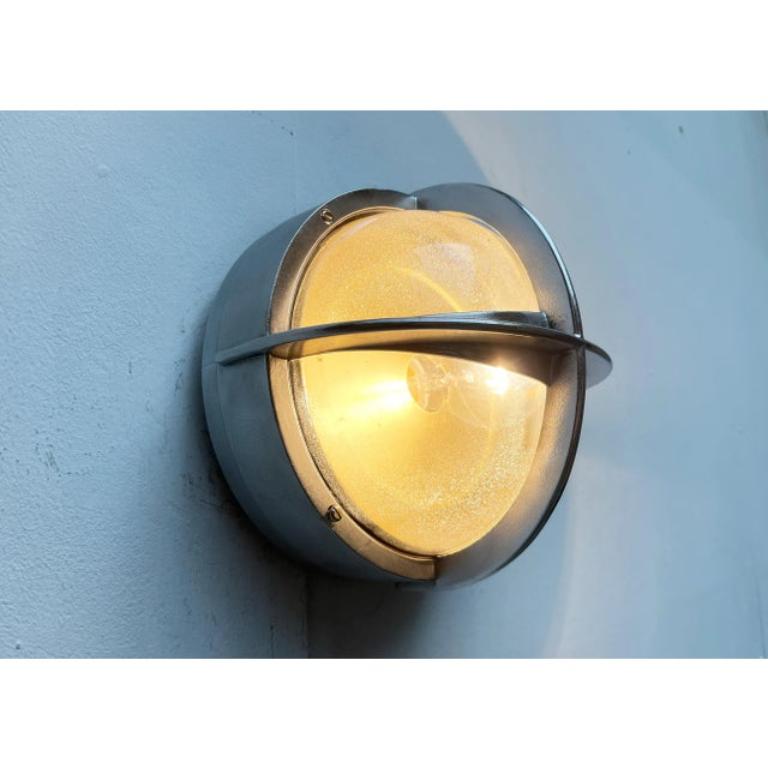Mid-Century Danish Model Pirat Metal Outdoor Wall Lamp by Eva Koppel, Nils Koppel, Gert Edstrand for Nordisk Solar, 1960s

Robust pirate outdoor wall light from the Danish manufacturer Nordisk Solar.

The Pirate is inspired by a maritime design