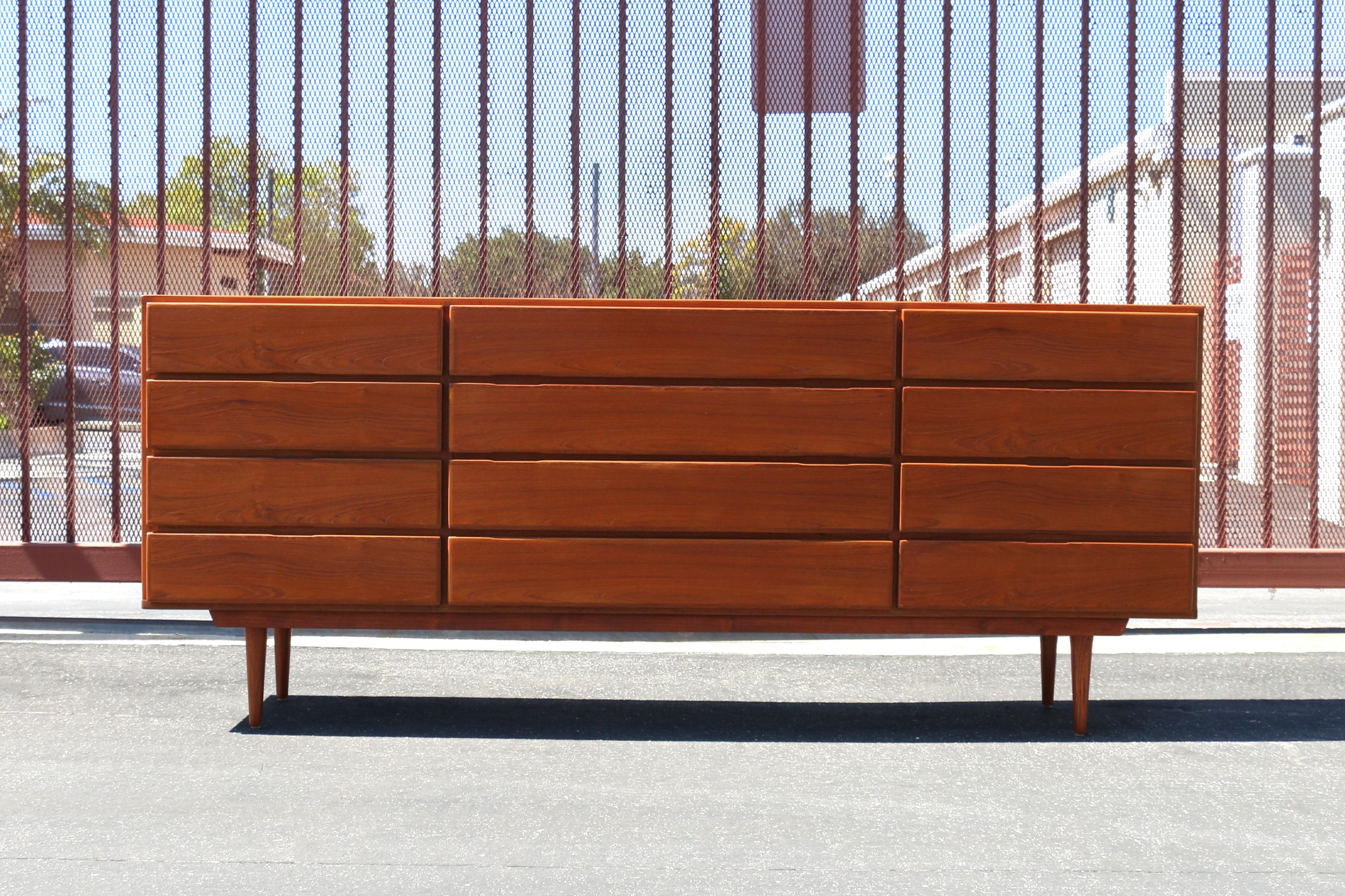 Spettacolare cassettone danese moderno del metà secolo. Realizzato in legno di teak. Assolutamente deliziosa la venatura del legno e molto ben realizzata con un ottimo design e dettagli. Comò molto robusto e resistente. Offre uno spazio sufficiente