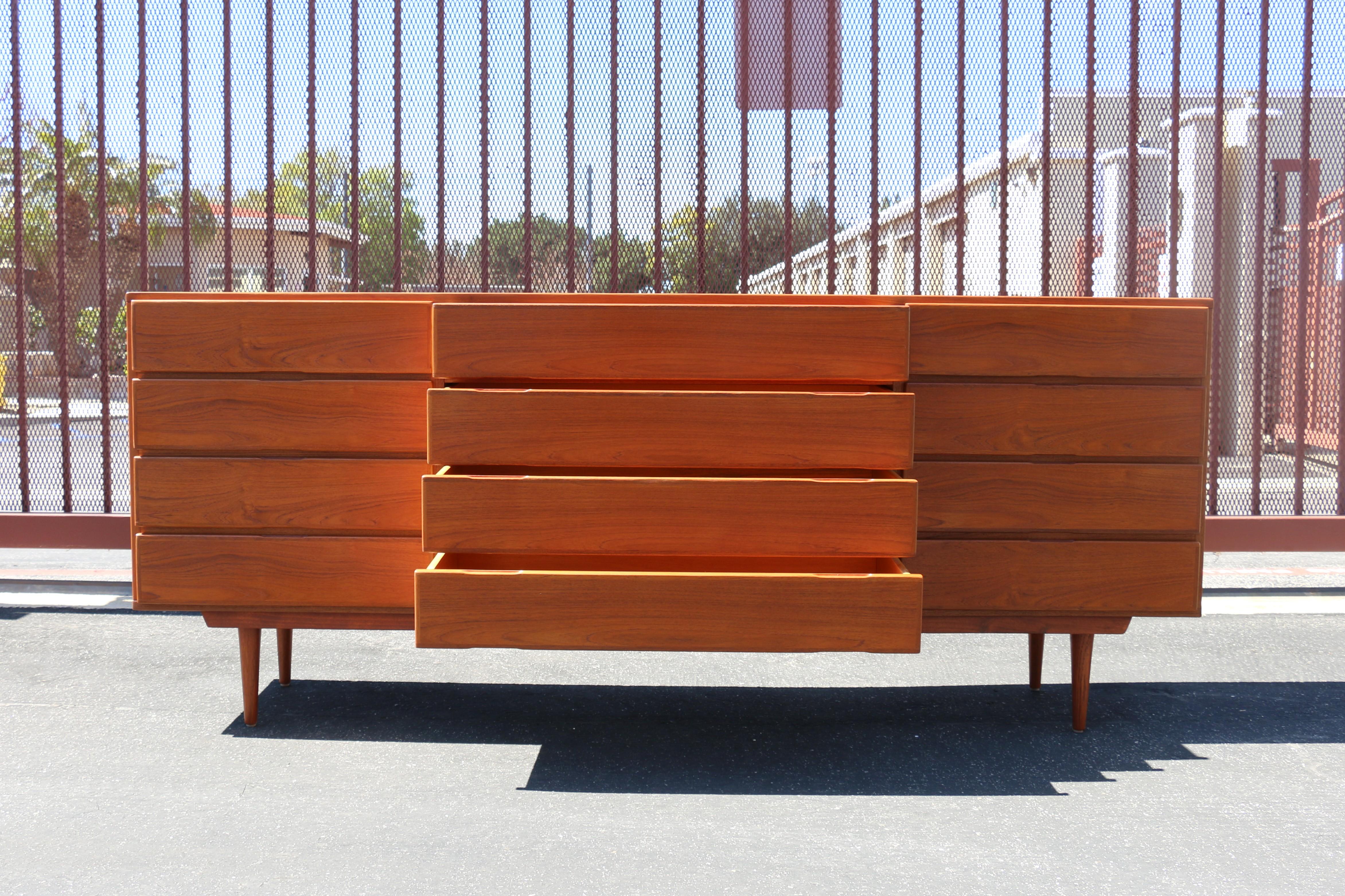 Mid-Century moderno Comò danese moderno a 12 cassetti del Mid Century in vendita