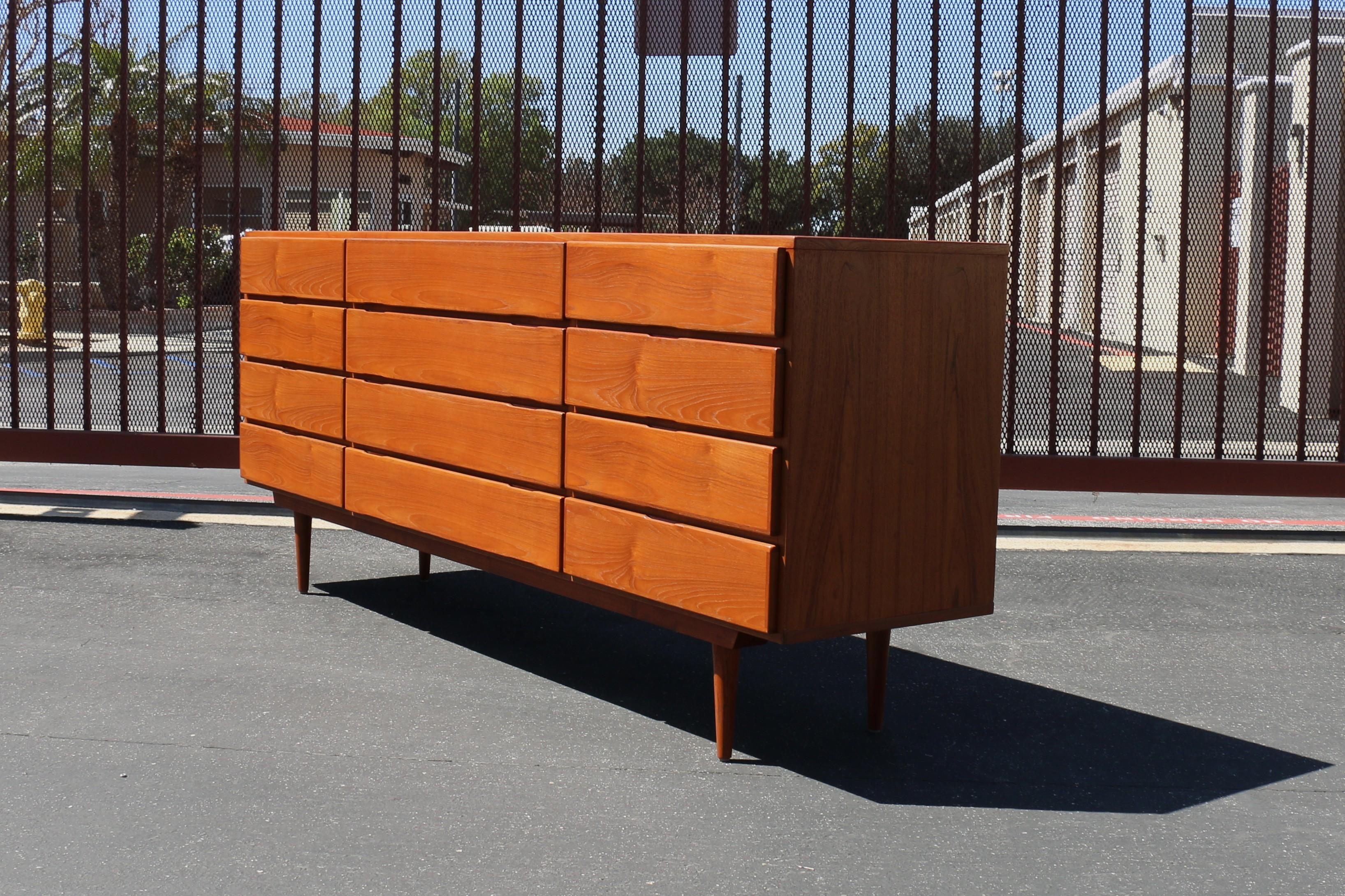 Comò danese moderno a 12 cassetti del Mid Century In condizioni buone in vendita a North Hollywood, CA
