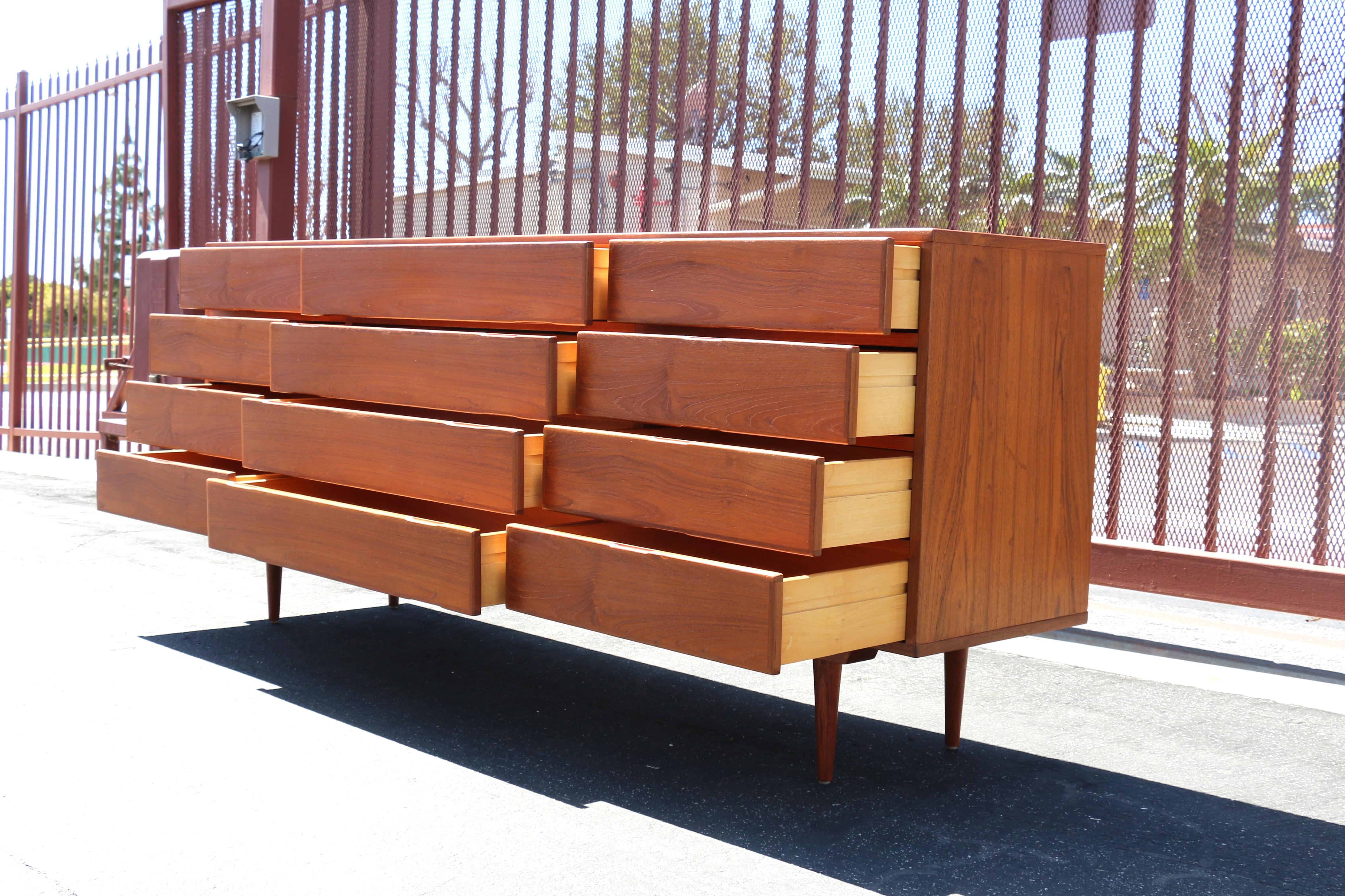 XX secolo Comò danese moderno a 12 cassetti del Mid Century in vendita