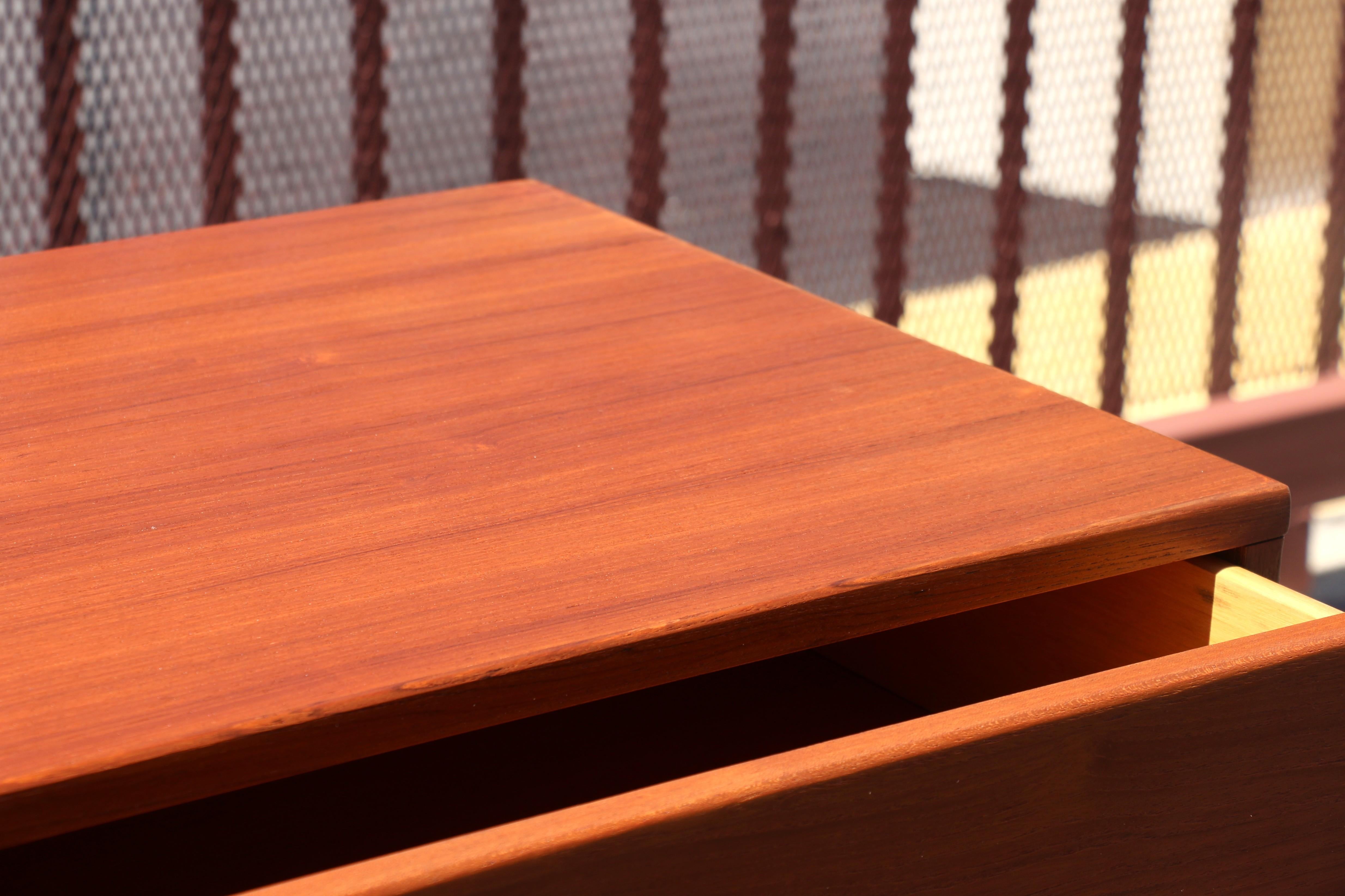 Teak Comò danese moderno a 12 cassetti del Mid Century in vendita