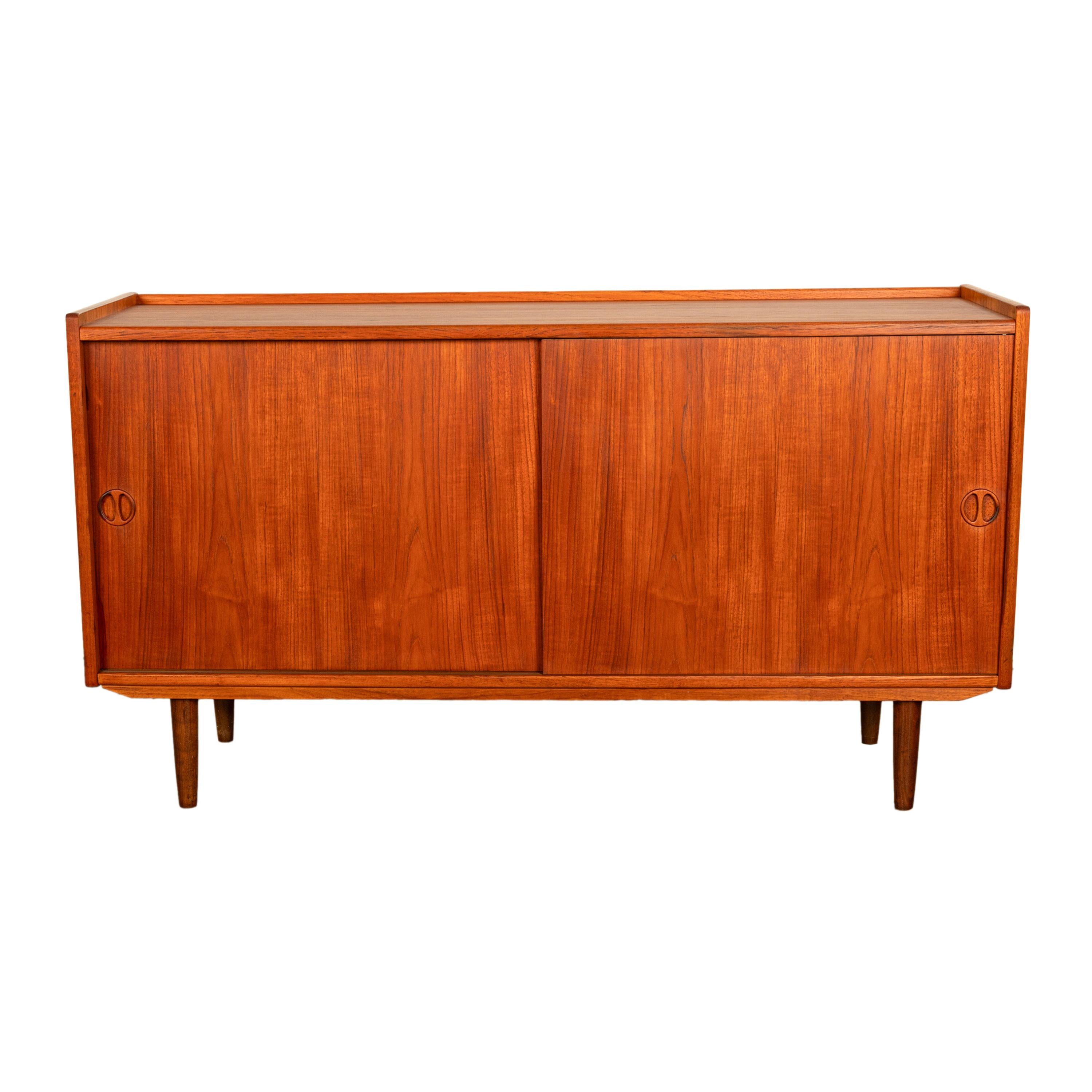 Ein sehr gutes Mid Century Modernes dänisches Teakholzregal mit zwei Türen, von Jydsk Mobelindustri Skanderborg, Dänemark, um 1960.

Diese sehr schlanke  Die kompakte Kredenz wurde gerade in den Werkstätten von Bloomsbury Fine Art & Antiques