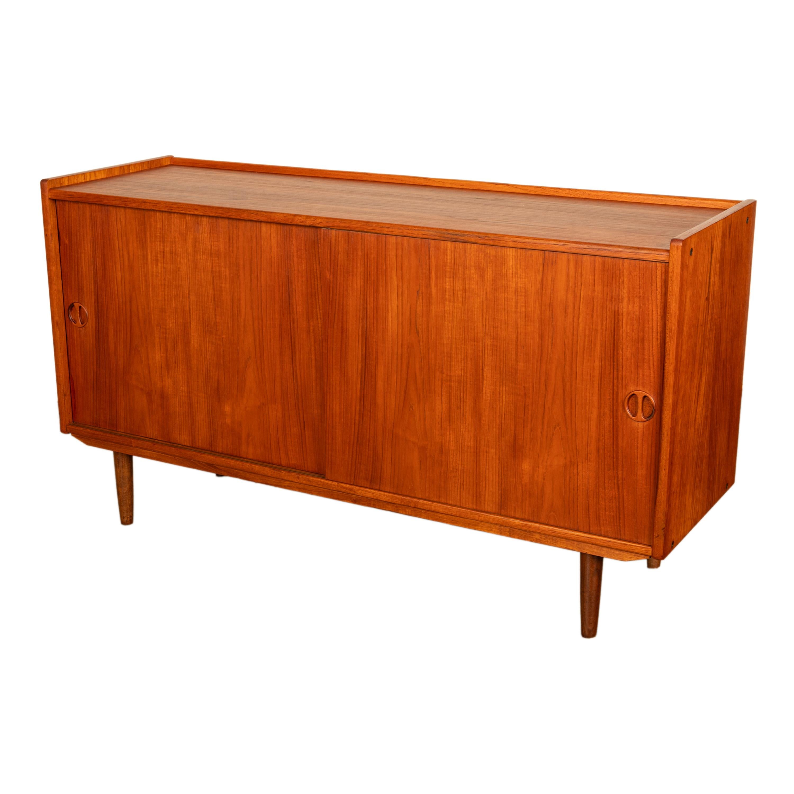 Dänische moderne 2-türige Teakholz-Anrichte/Schrank Jydsk Mobelindustri 1960, Mid-Century Modern (Moderne der Mitte des Jahrhunderts)