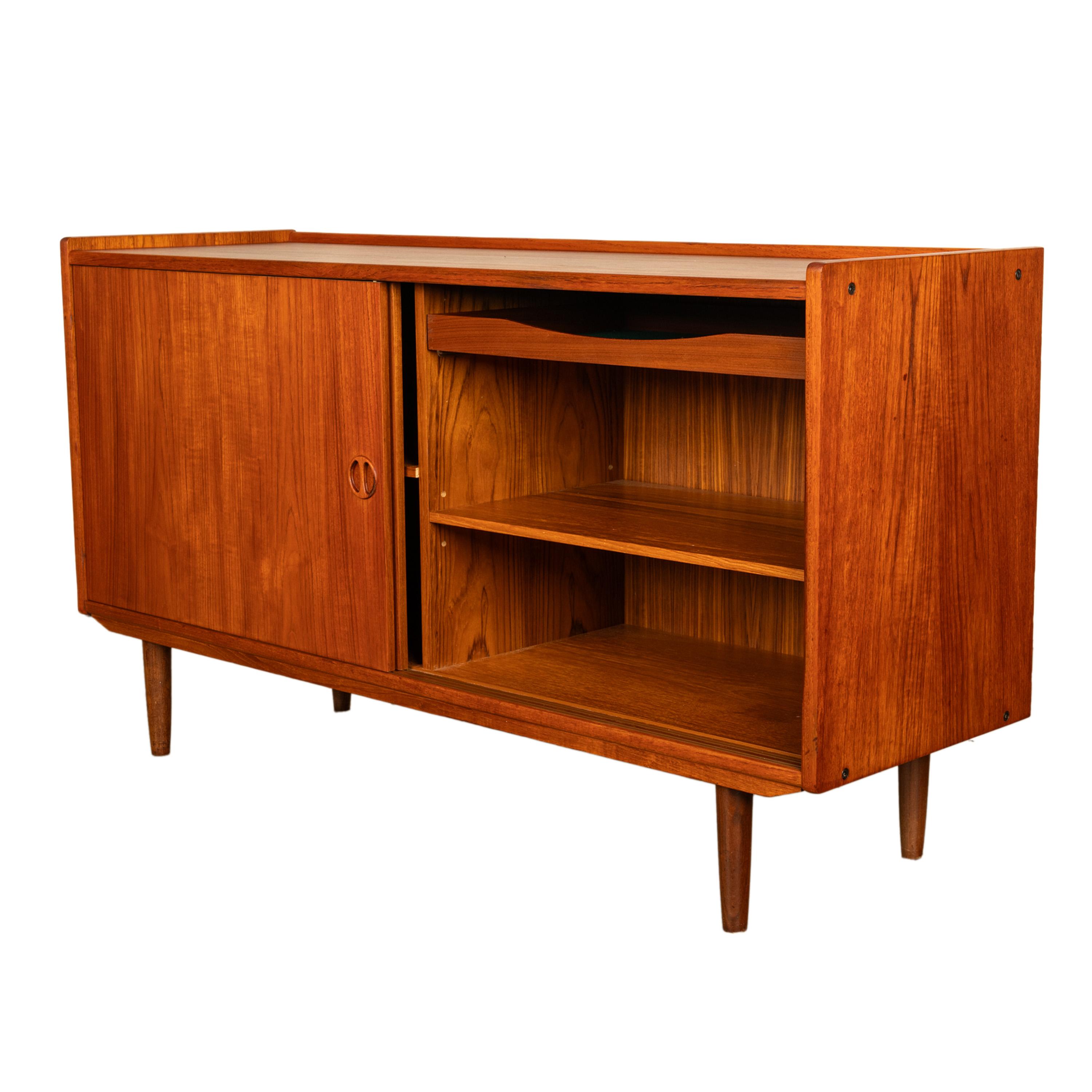 Dänische moderne 2-türige Teakholz-Anrichte/Schrank Jydsk Mobelindustri 1960, Mid-Century Modern im Zustand „Gut“ in Portland, OR
