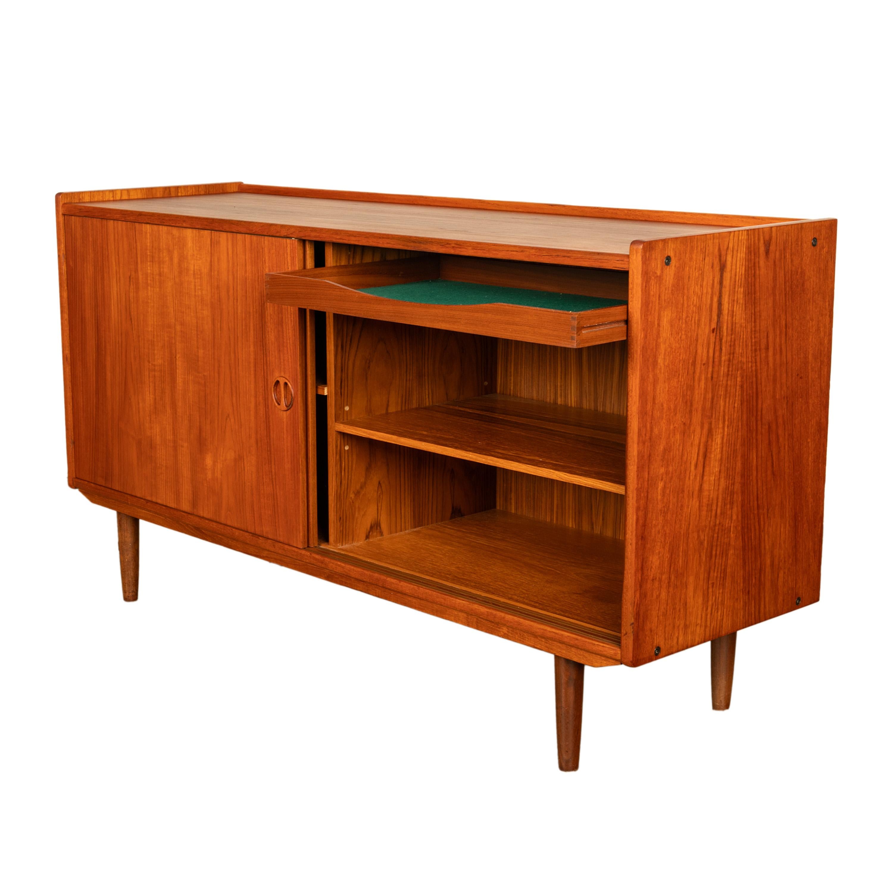 Dänische moderne 2-türige Teakholz-Anrichte/Schrank Jydsk Mobelindustri 1960, Mid-Century Modern (Mitte des 20. Jahrhunderts)