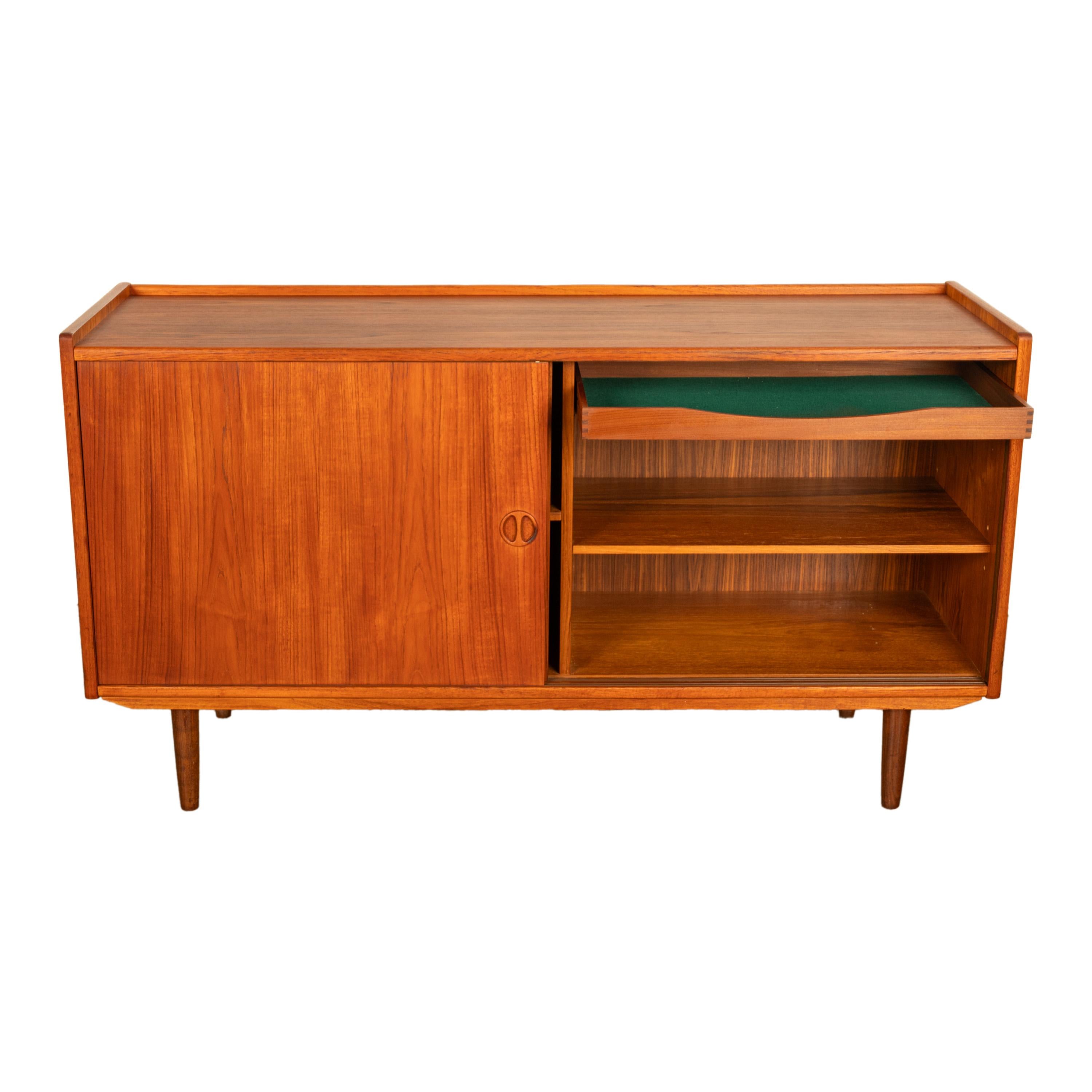 Dänische moderne 2-türige Teakholz-Anrichte/Schrank Jydsk Mobelindustri 1960, Mid-Century Modern 4