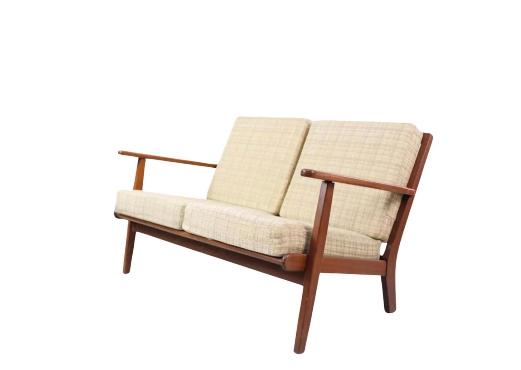 Mid-Century Modern Mid Century Danish Modern 2-Seat Sofa by Aage Petersen for Getama GE88 For Sale